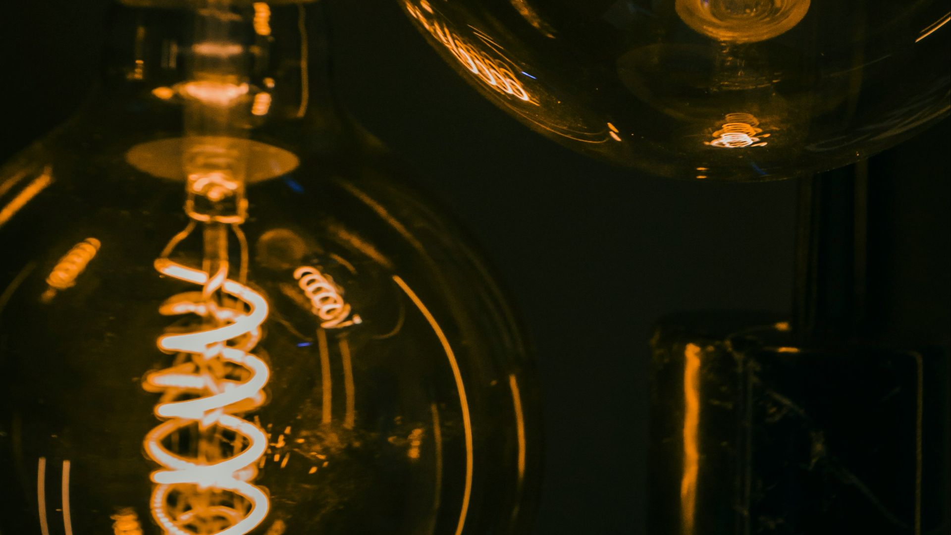 14. Des ampoules à lumière jaune mal placées