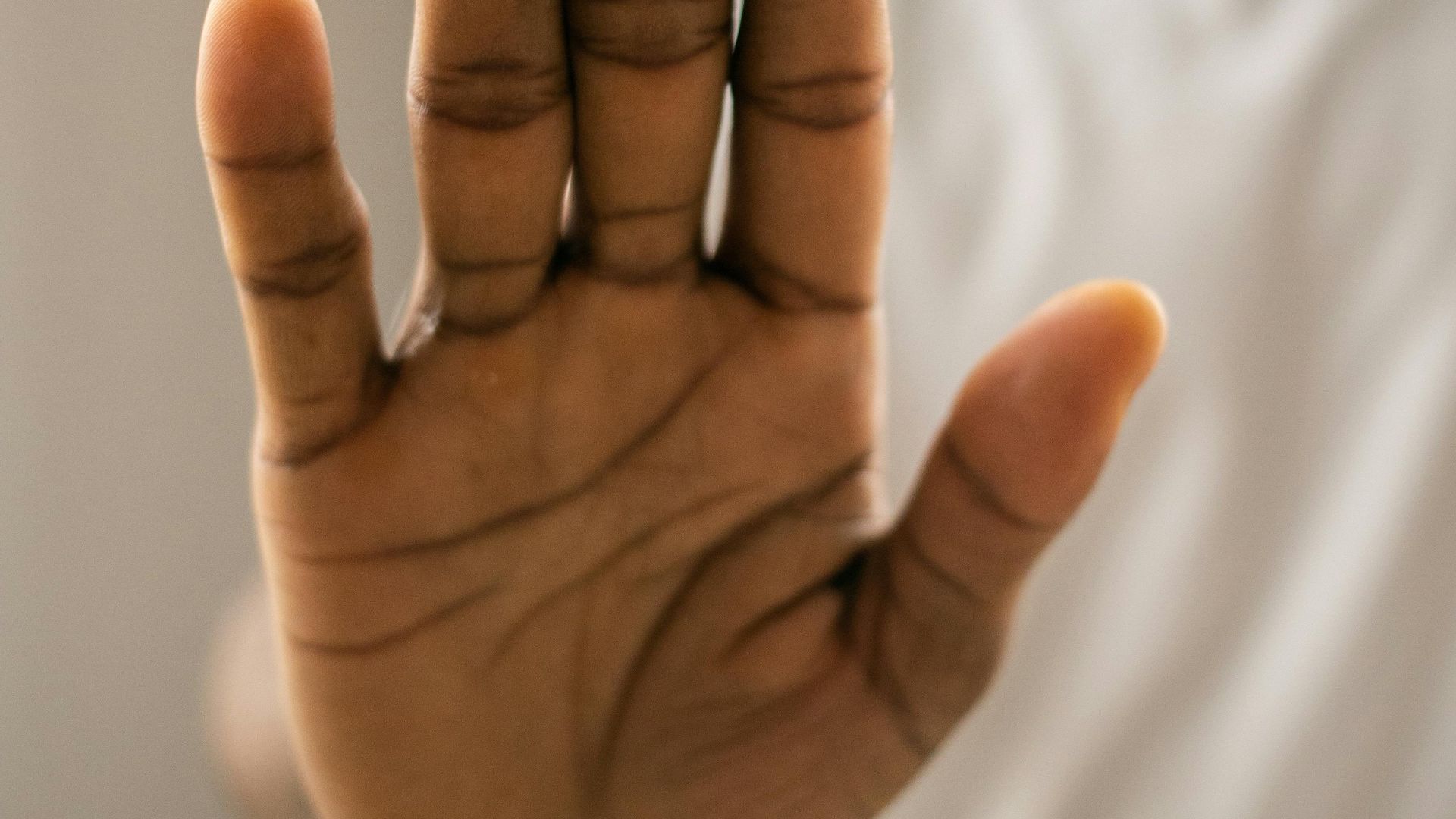 16. Il minimise ta frustration en disant que tu exagères