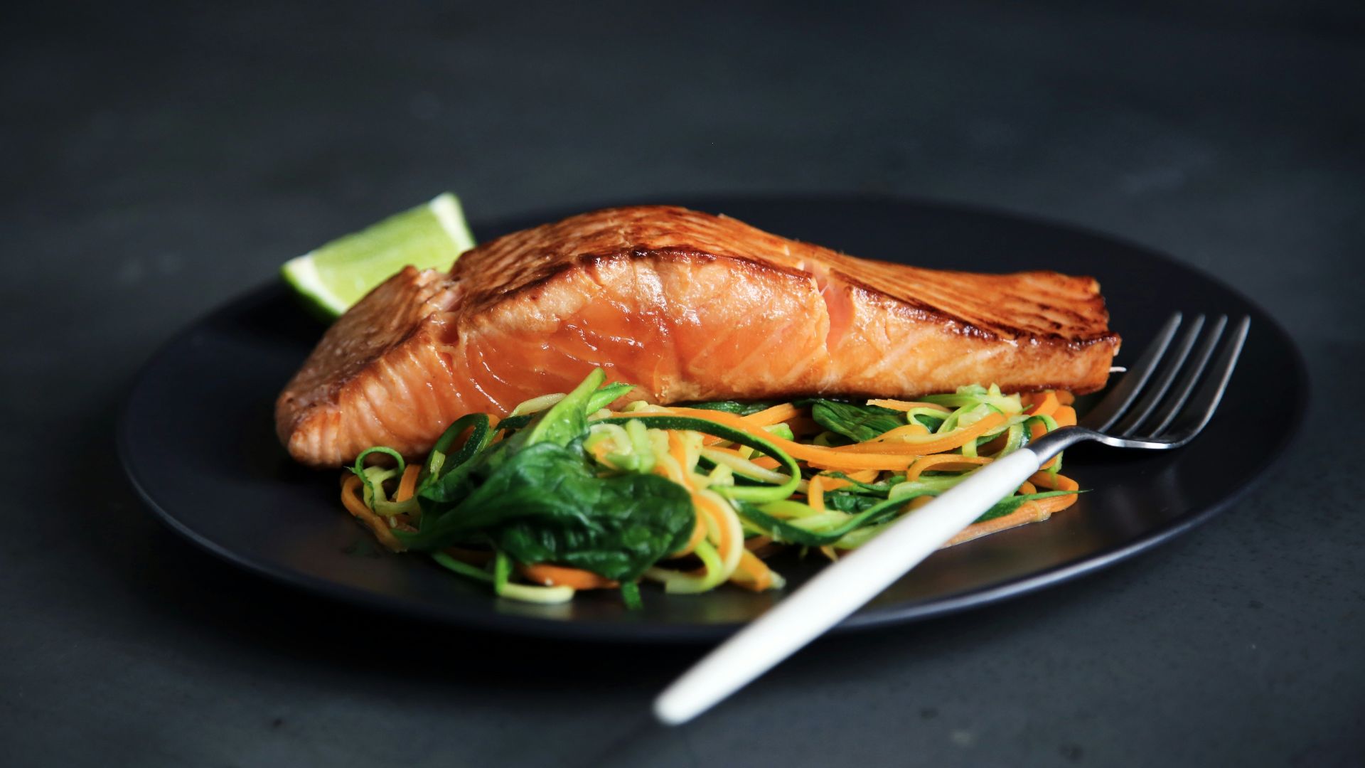17. Saumon grillé accompagné de riz et de légumes verts