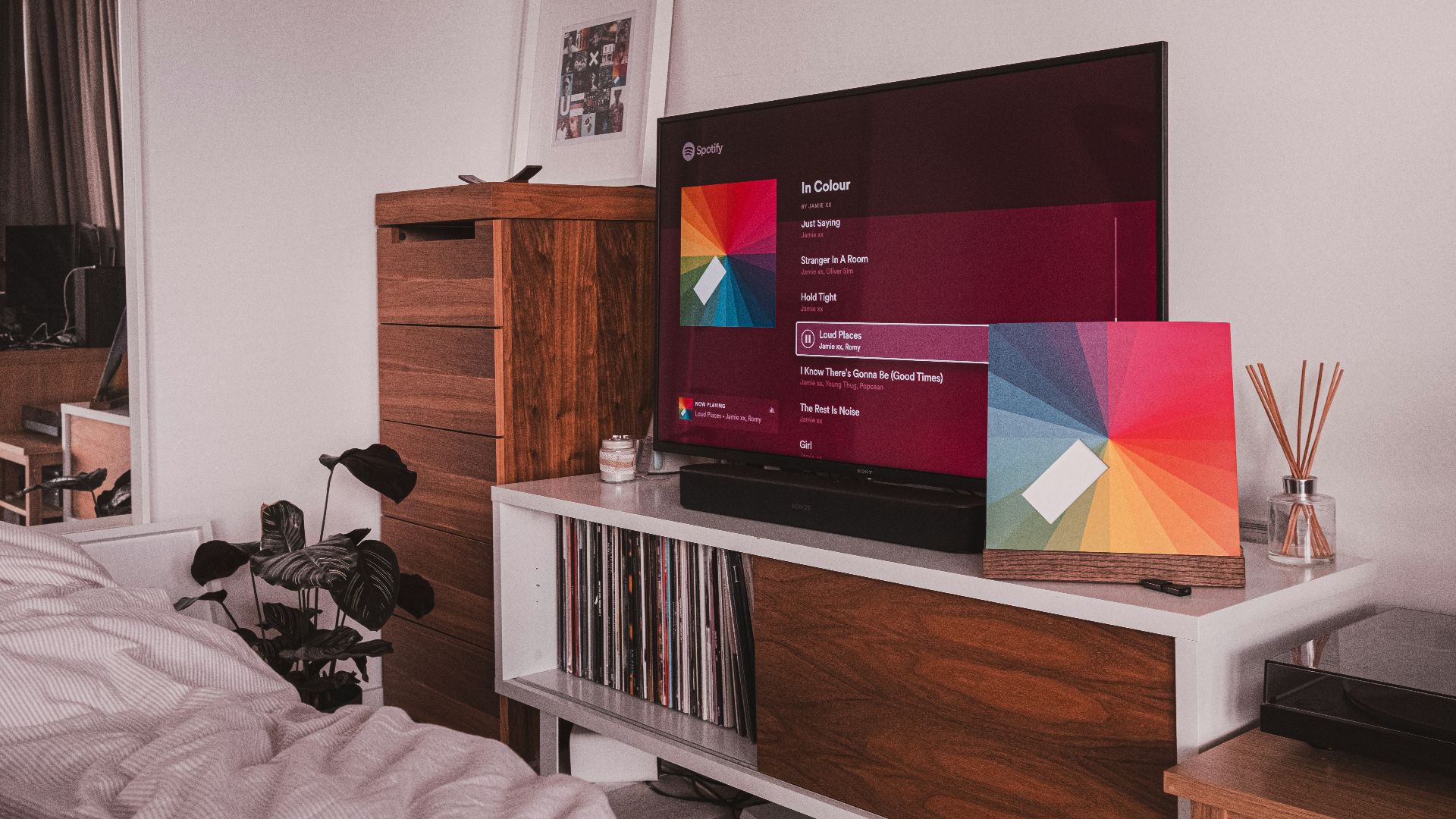 2. Une télévision face au lit