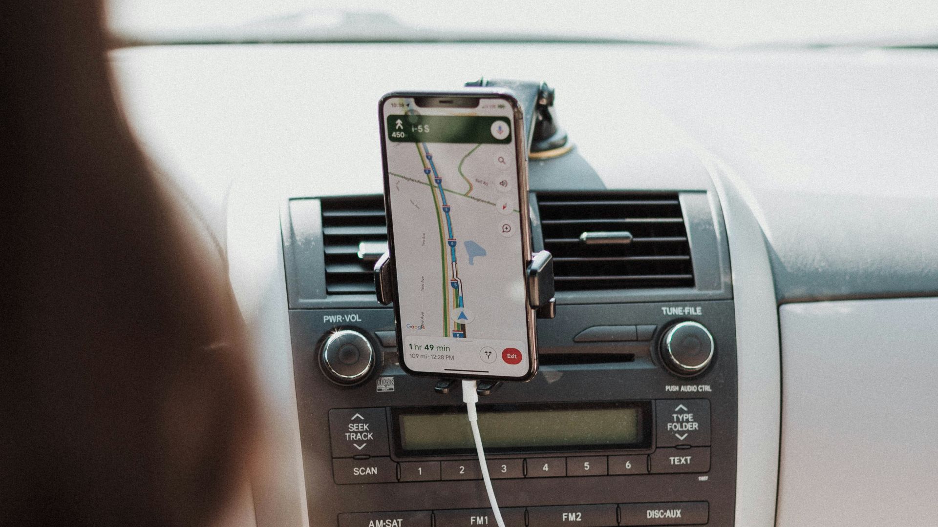 5. Ajoutez un support pour téléphone ou un module CarPlay
