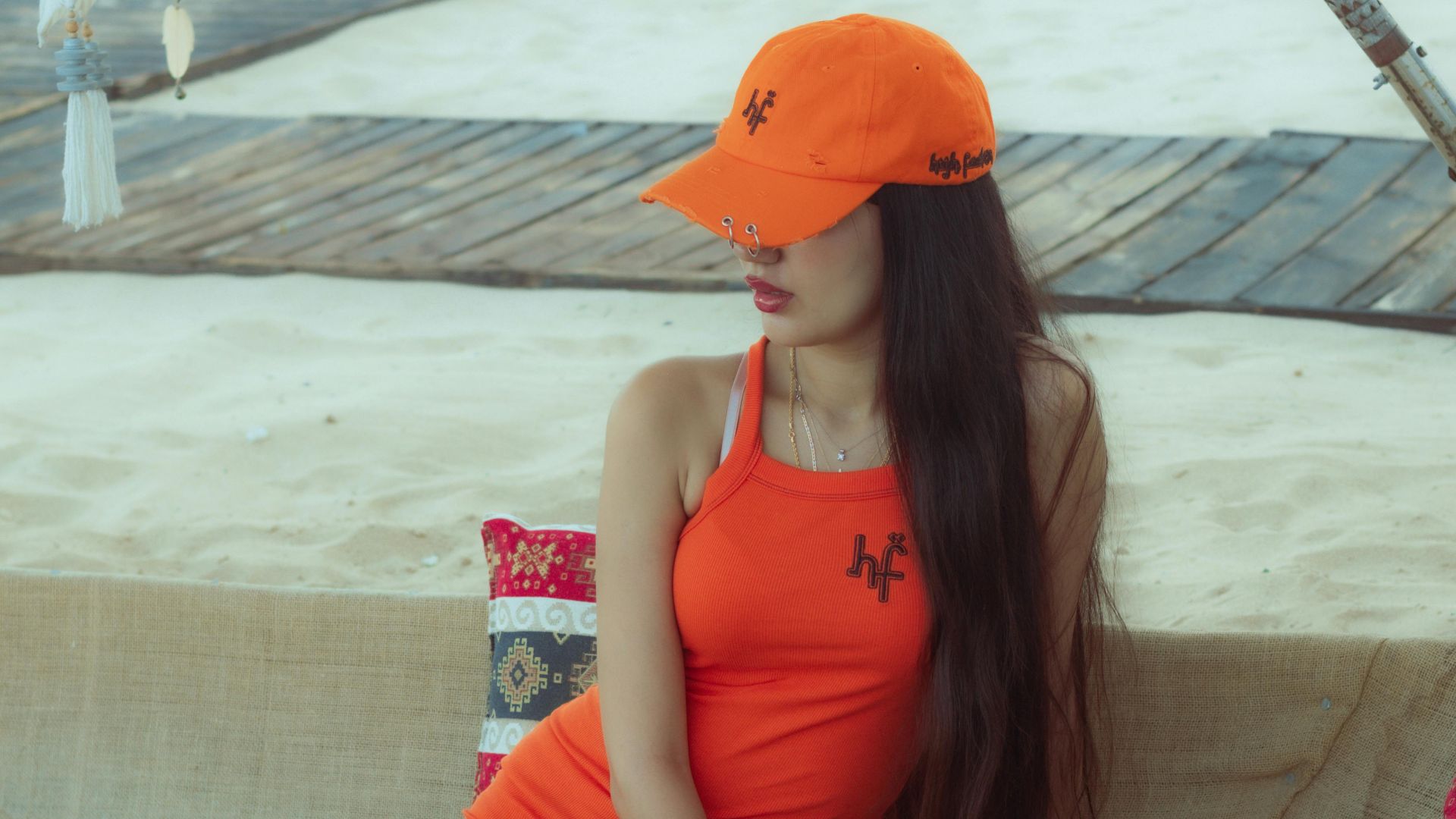 8. Une casquette de baseball avec une robe d'été