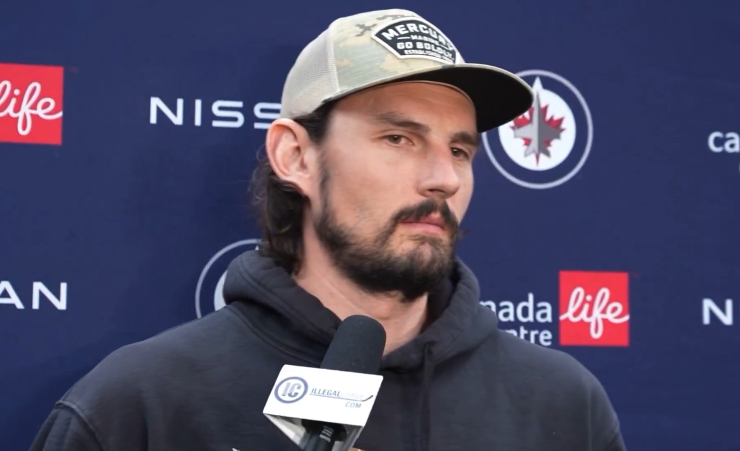 Connor Hellebuyck looks miserable: the Canadiens are lucky to have Caufield and Hutson