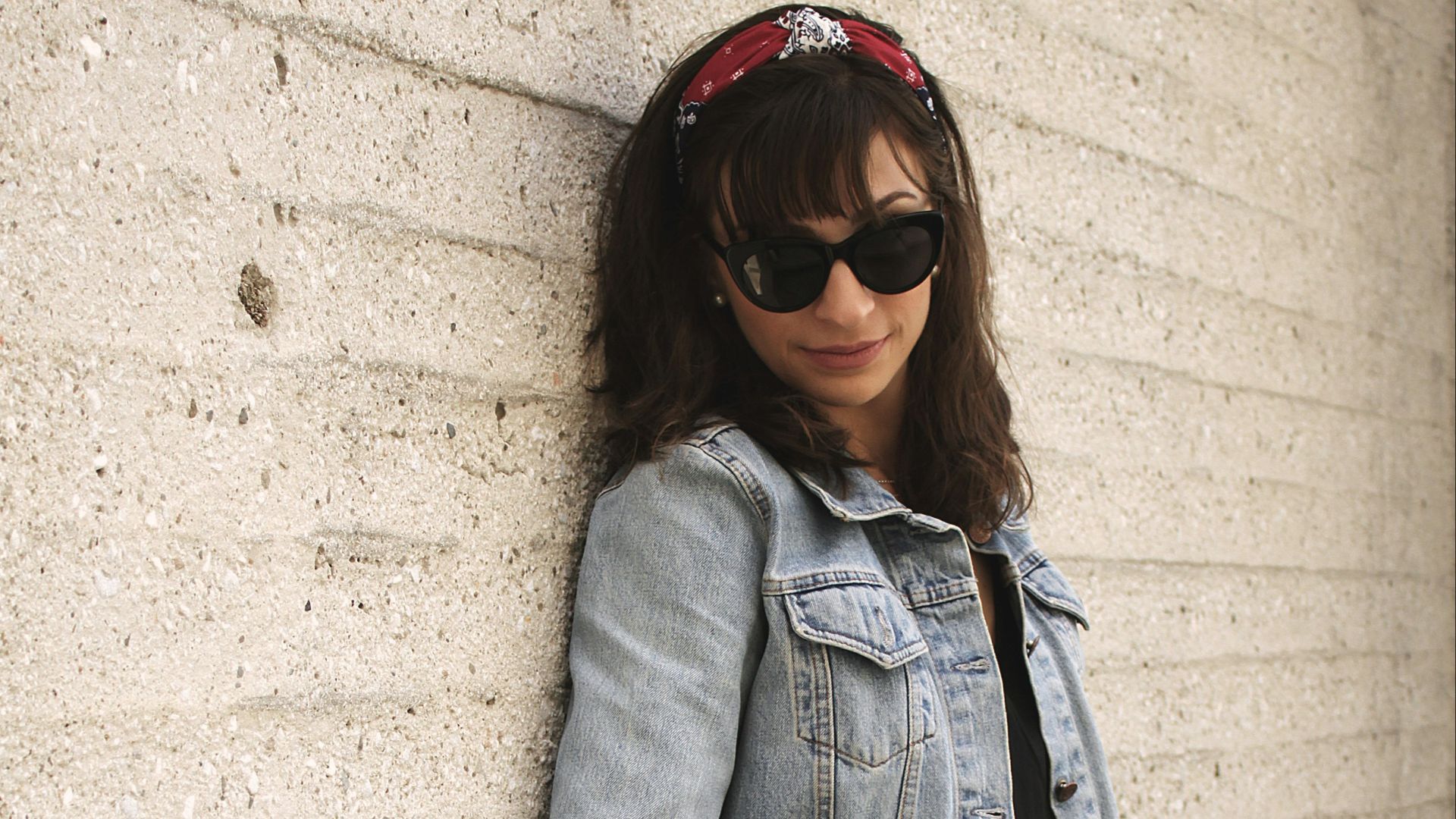 5. Veste en jean + robe + baskets
