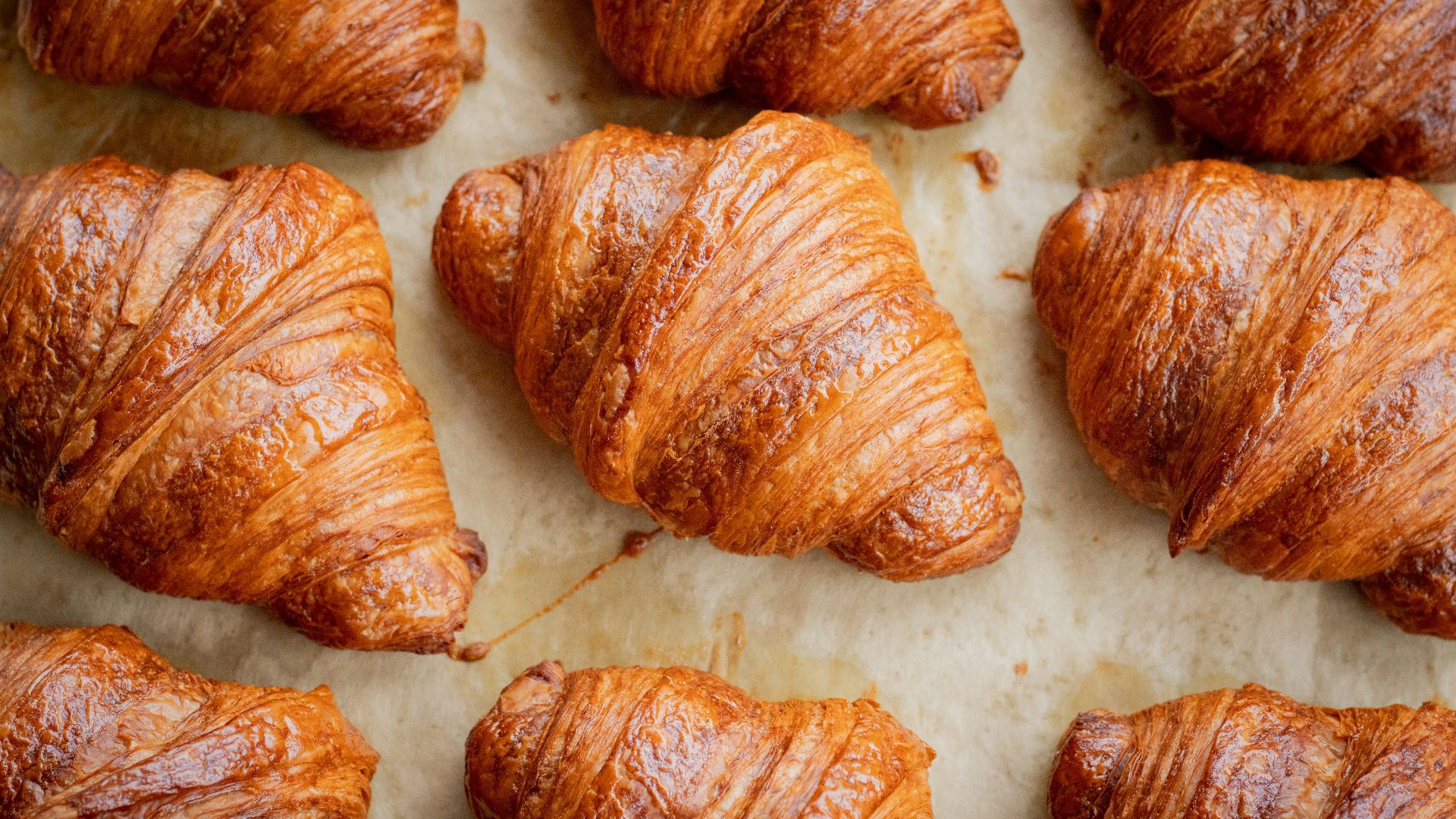 19. Pâtisseries brutes et croissants
