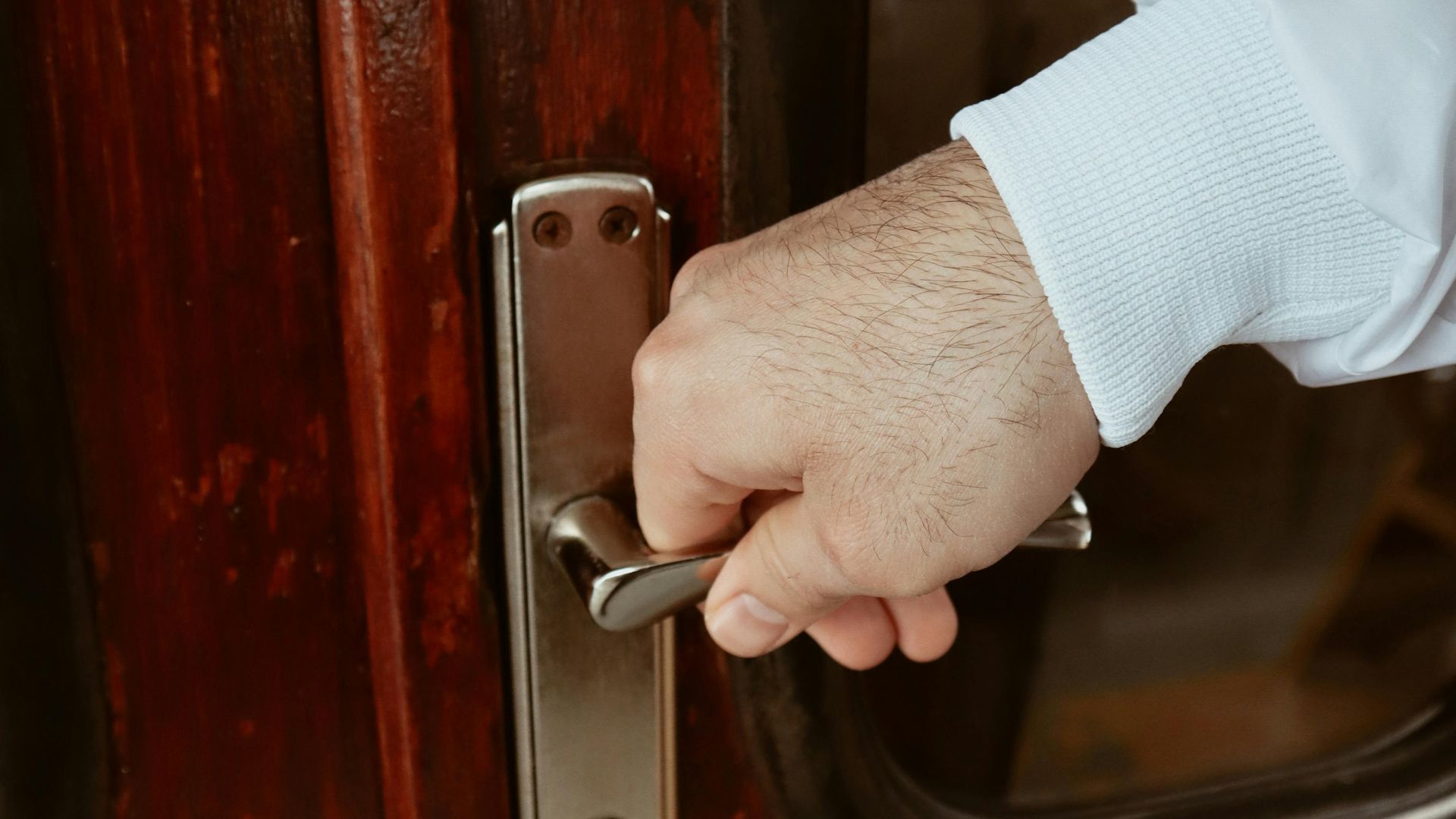 4. Tenir la porte un peu trop longtemps