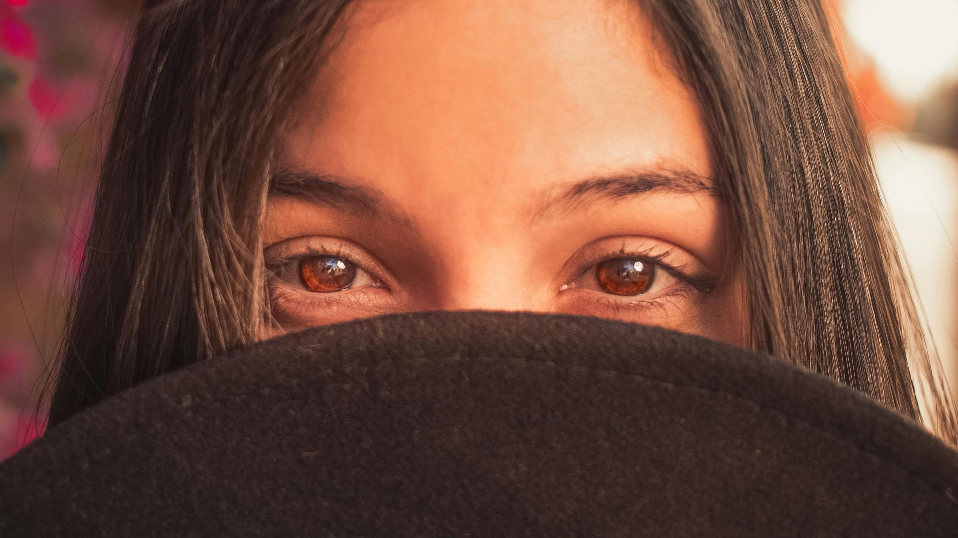 9. Cheveux noirs + yeux ambrés