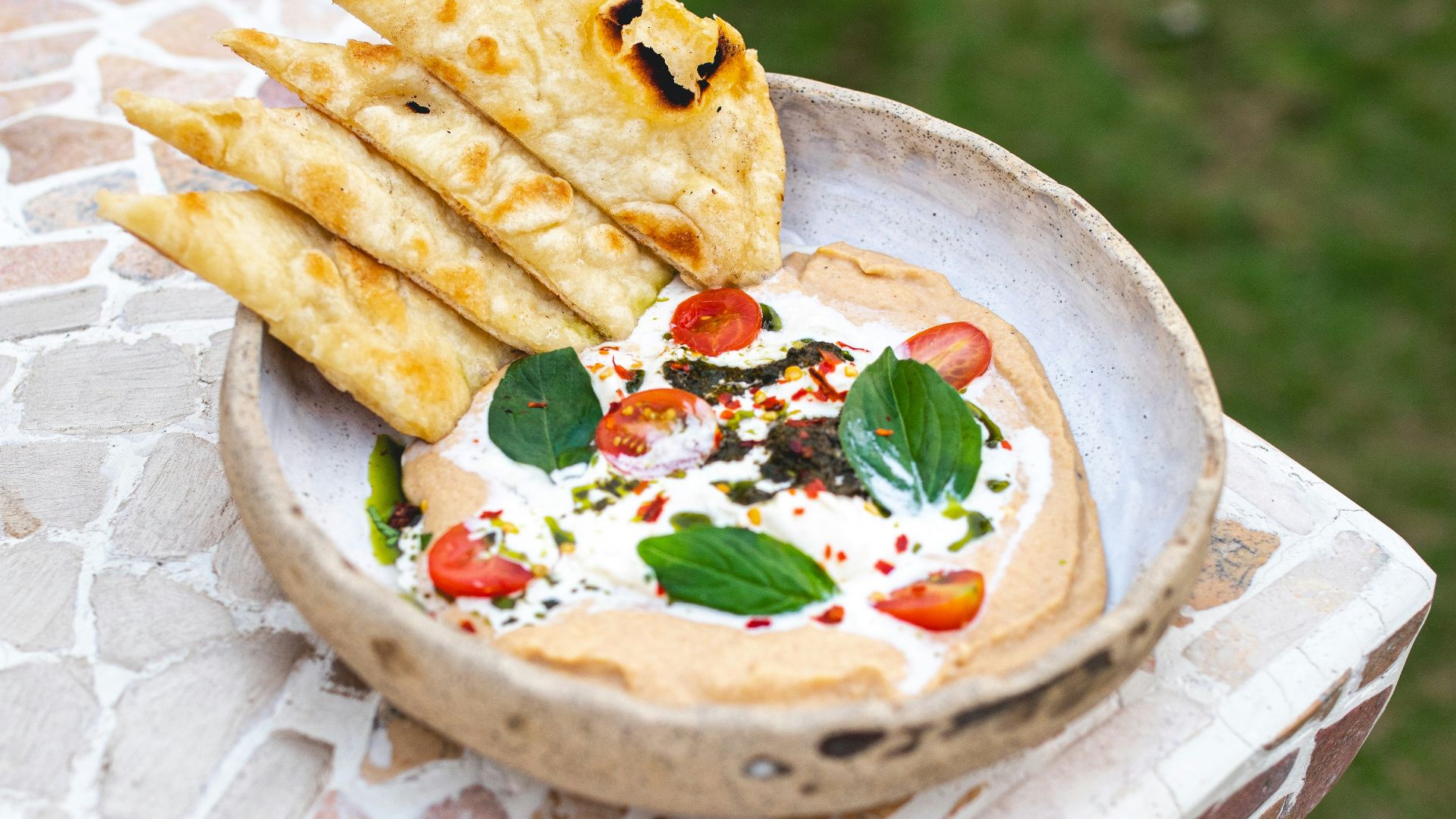 7. Pain plat au houmous et aux légumes