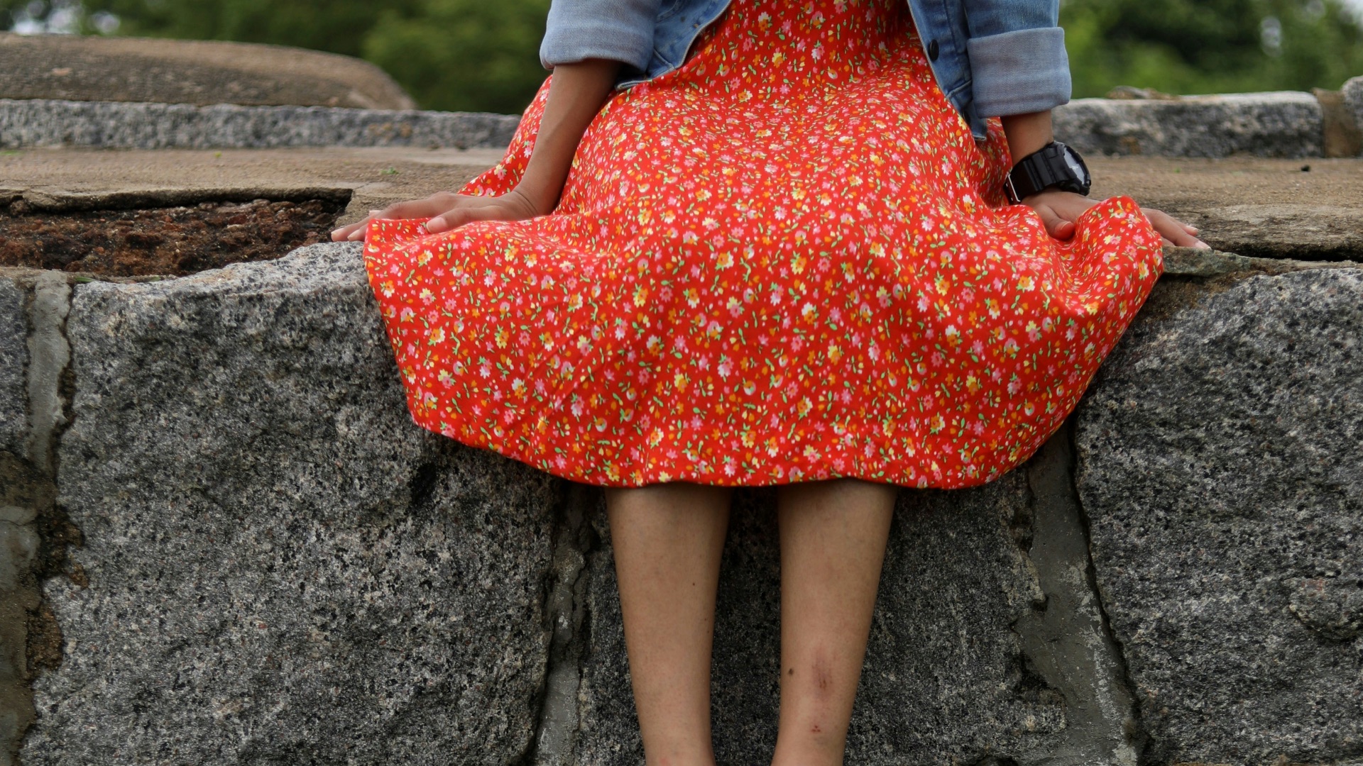 4. Robes midi fluides en tissus naturels
