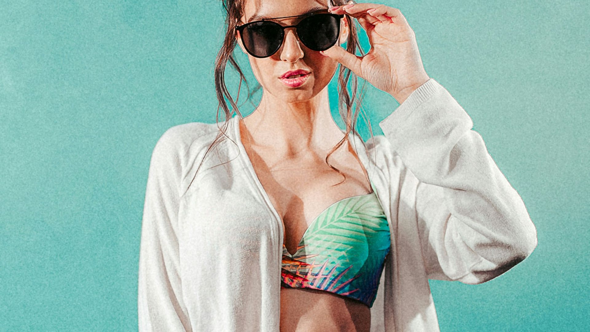 3. Une chemise ample boutonnée par-dessus un bikini