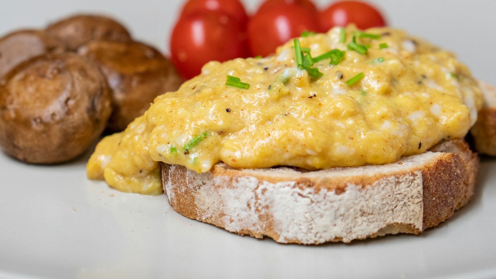 5. Œufs brouillés et tartines beurrées
