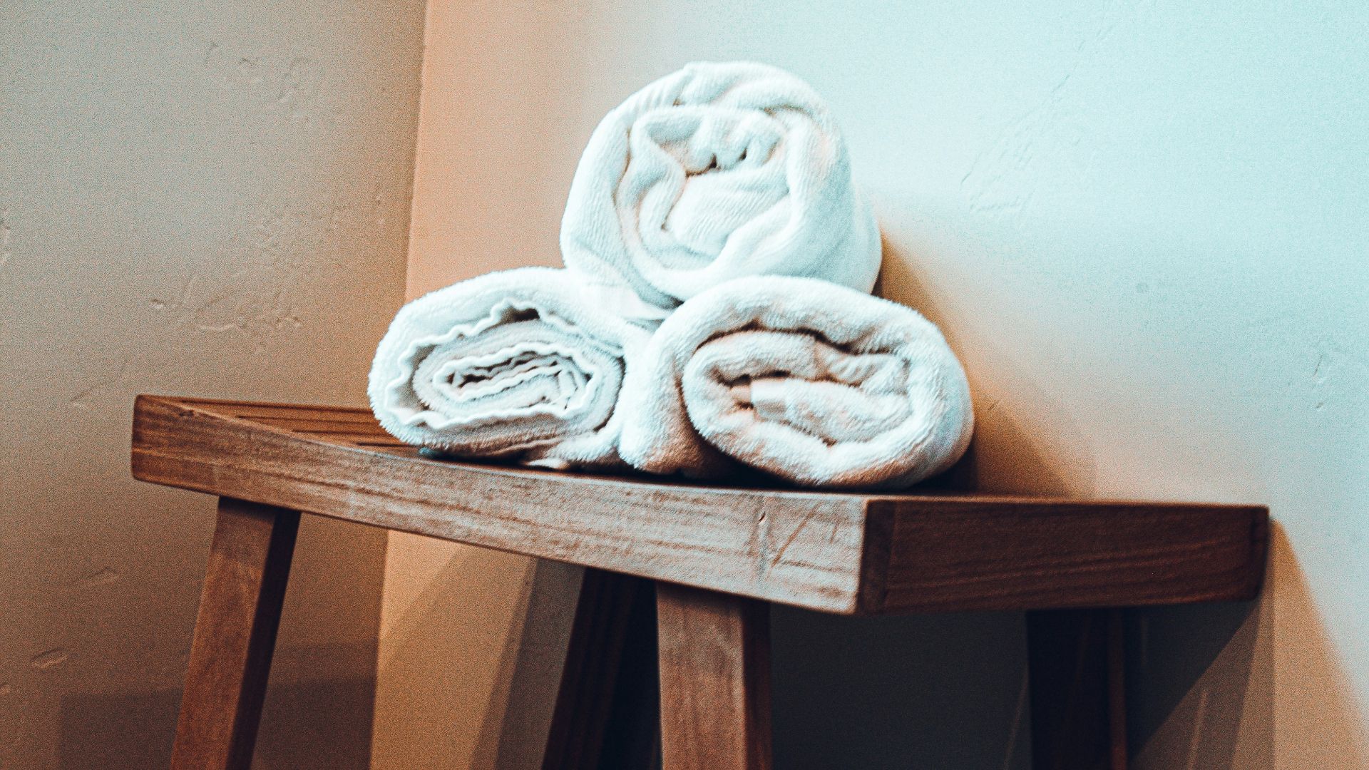 3. Des étagères ouvertes remplies de serviettes parfaitement pliées