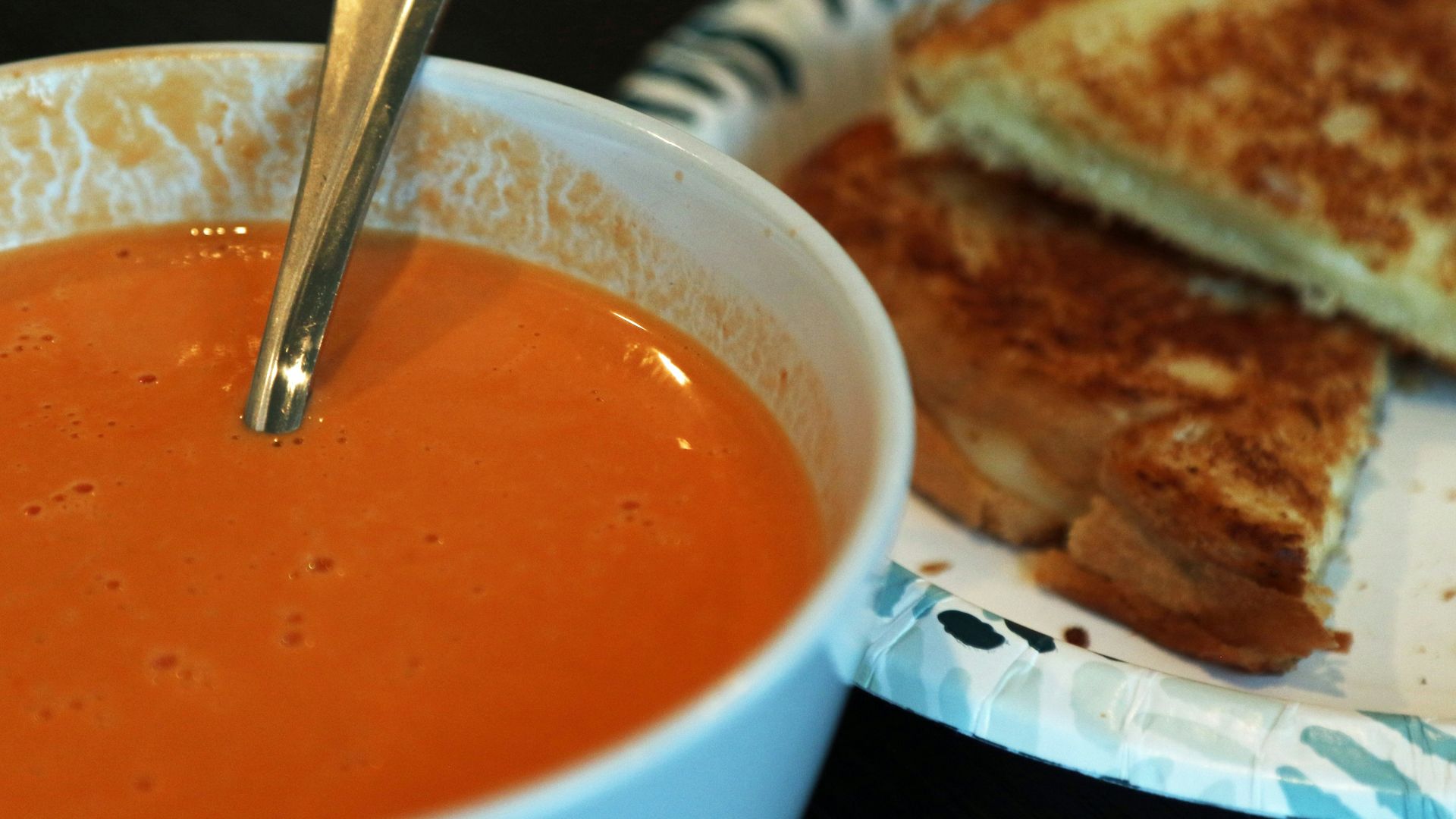 1. Soupe crémeuse à la tomate accompagnée d'un croque-monsieur