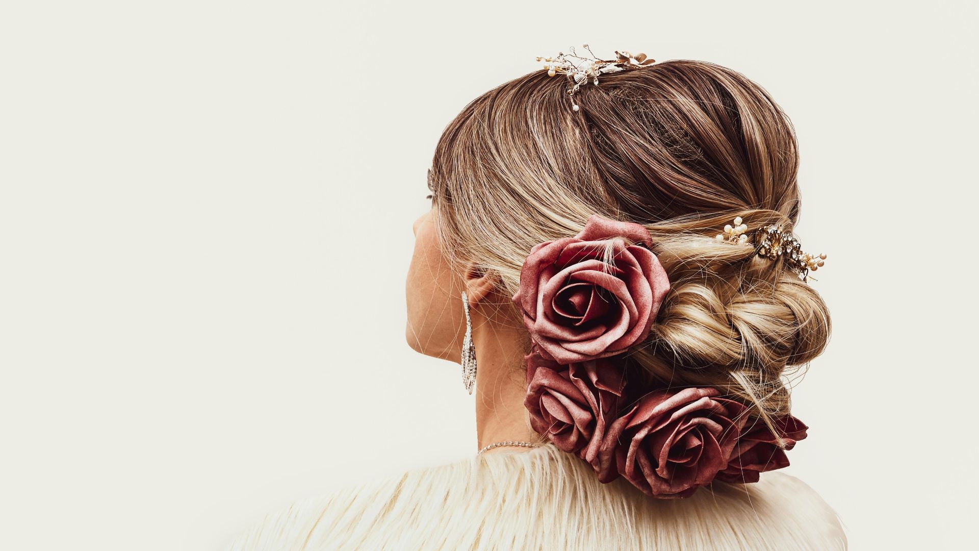 16. Des épingles à cheveux assorties aux fleurs