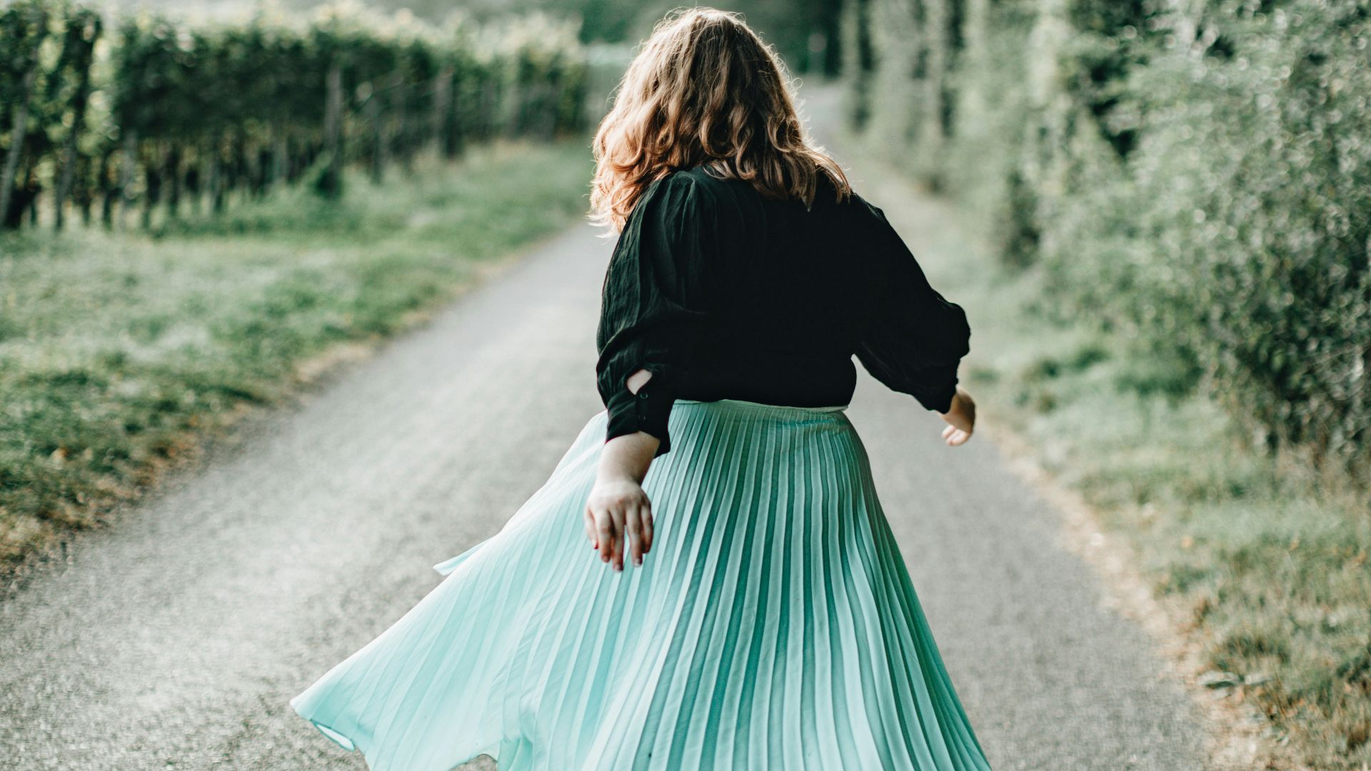 11. Jupe plissée et chemisier souple