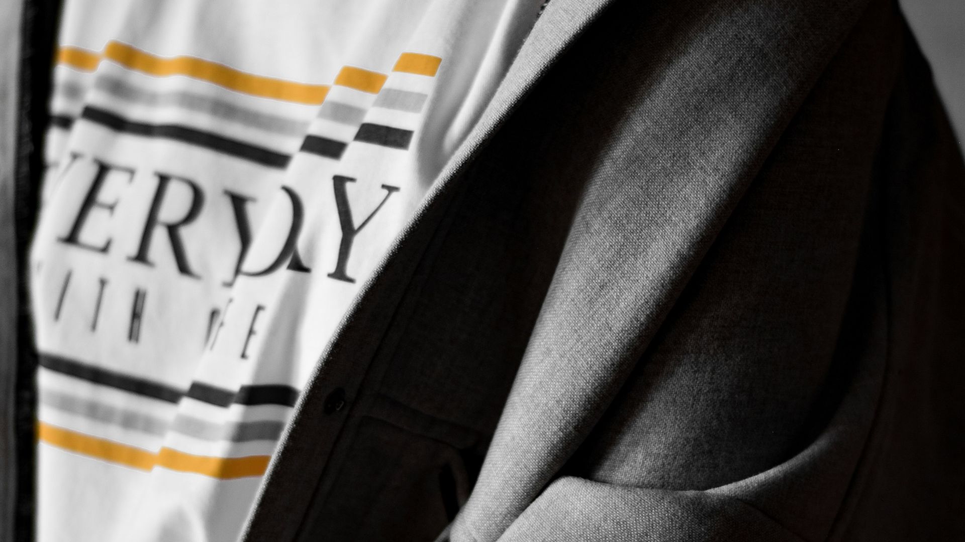 2. Des vêtements où le logo occupe une place trop importante