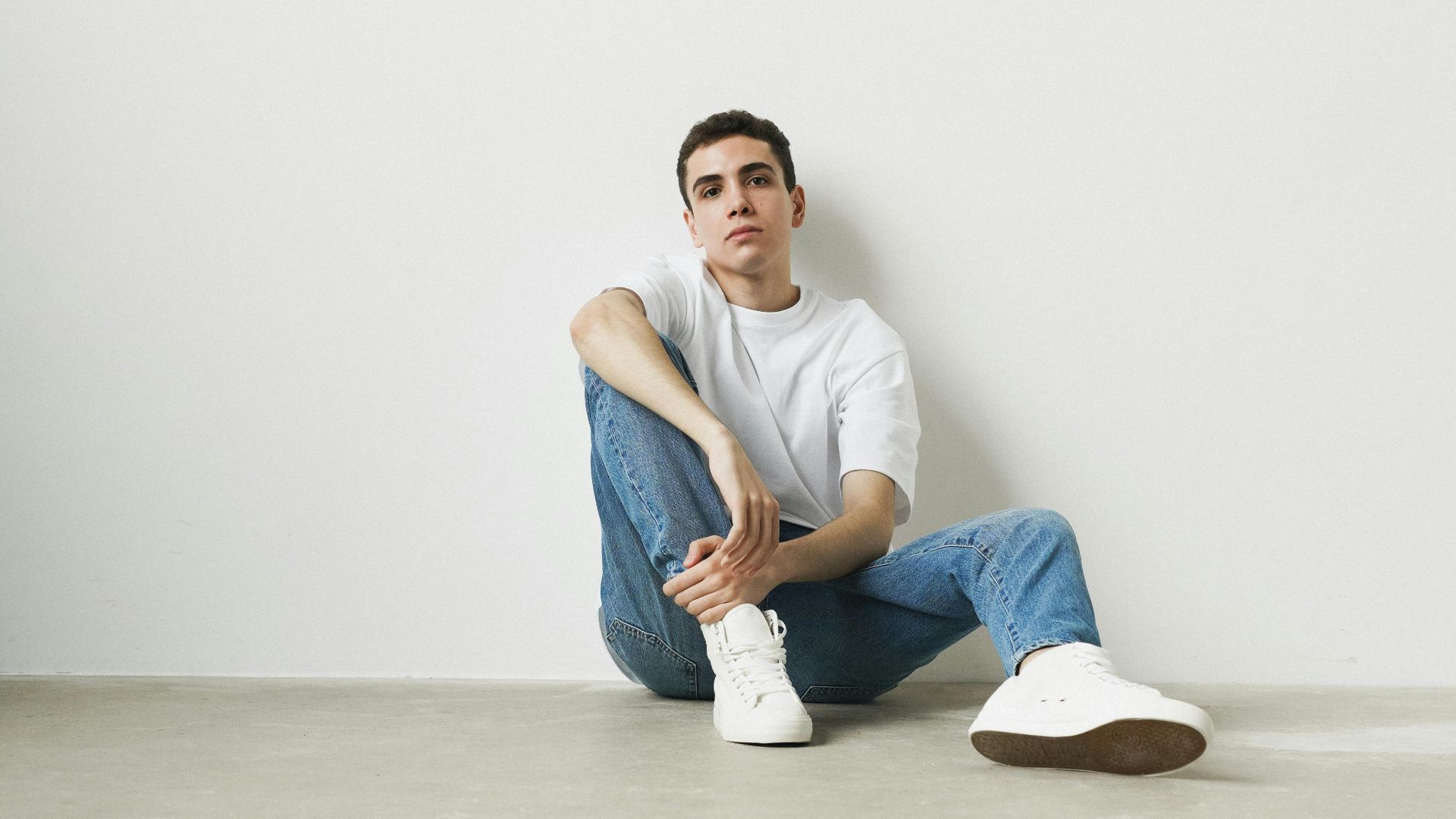 1. T-shirt ajusté et jean sobre