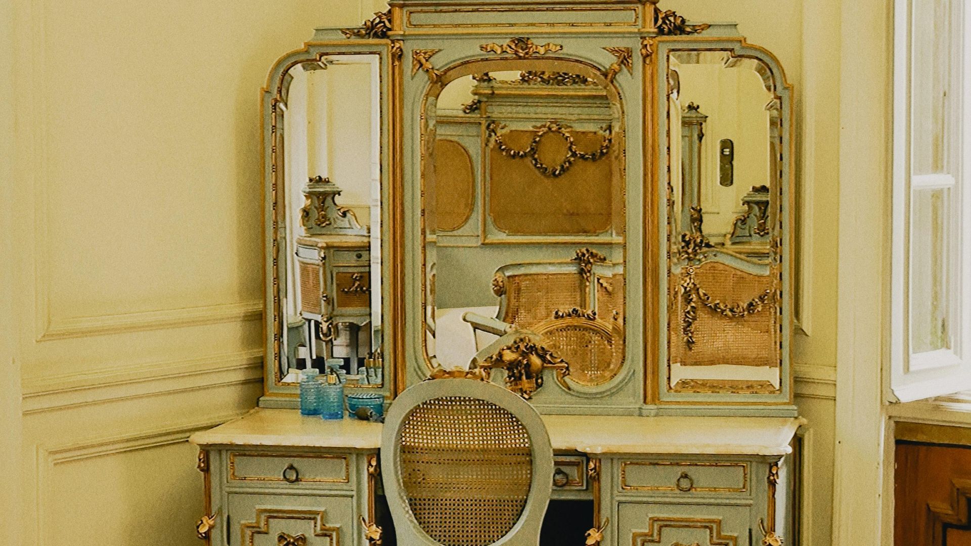 11. Meubles à miroirs