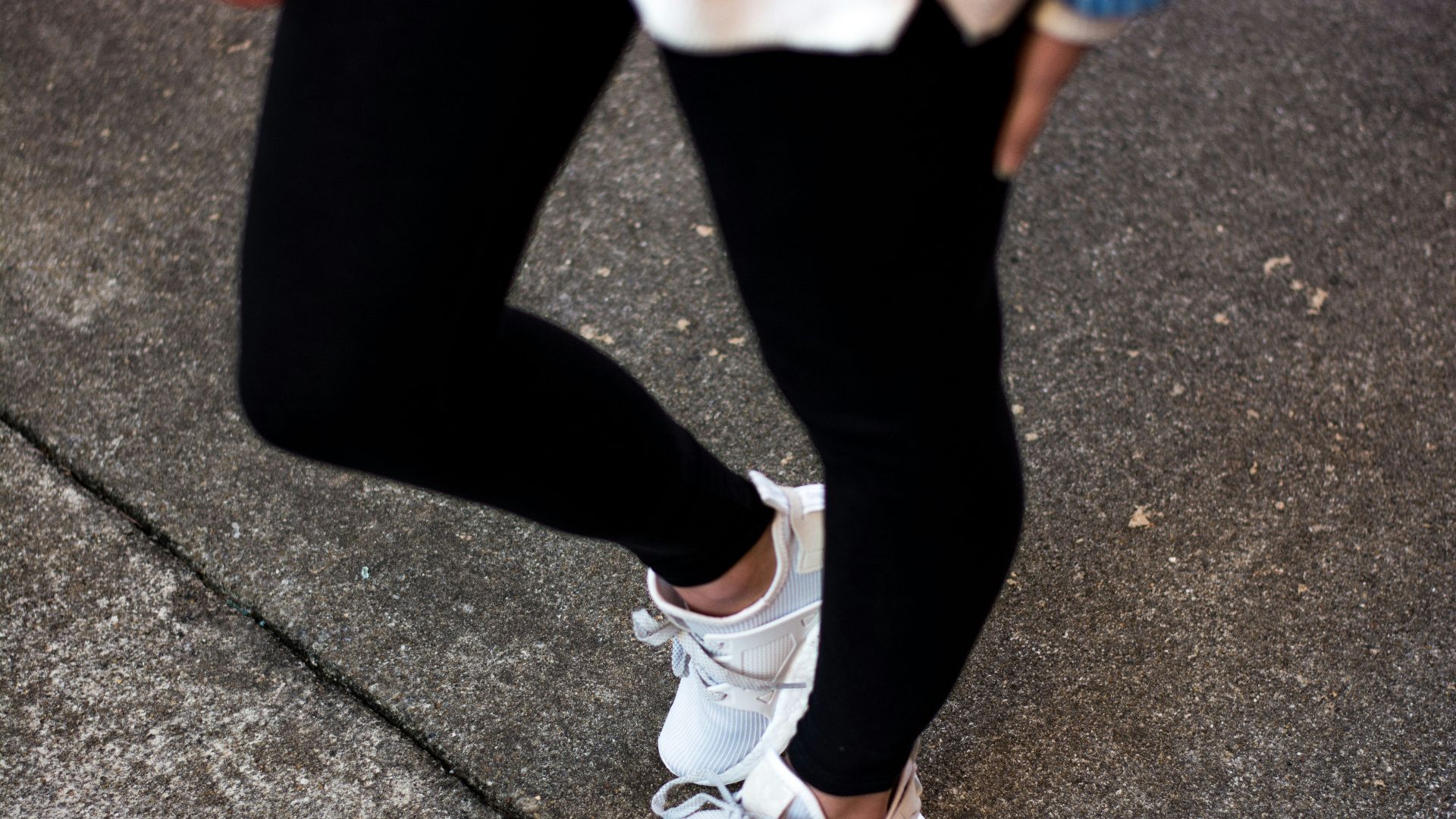 12. Chemise oversize + leggings + chaussures à semelles épaisses