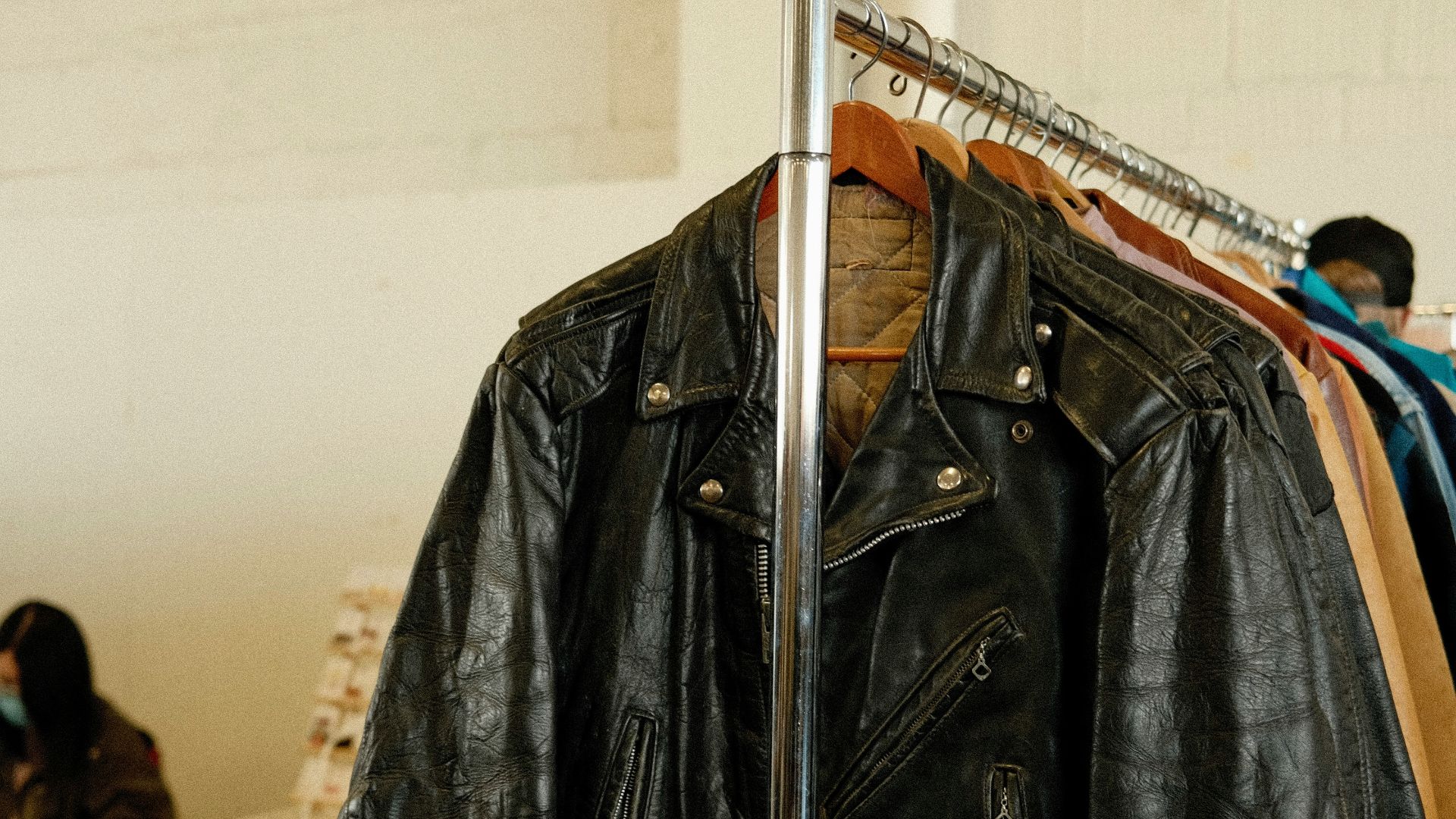 10. Des vestes en cuir bien entretenues