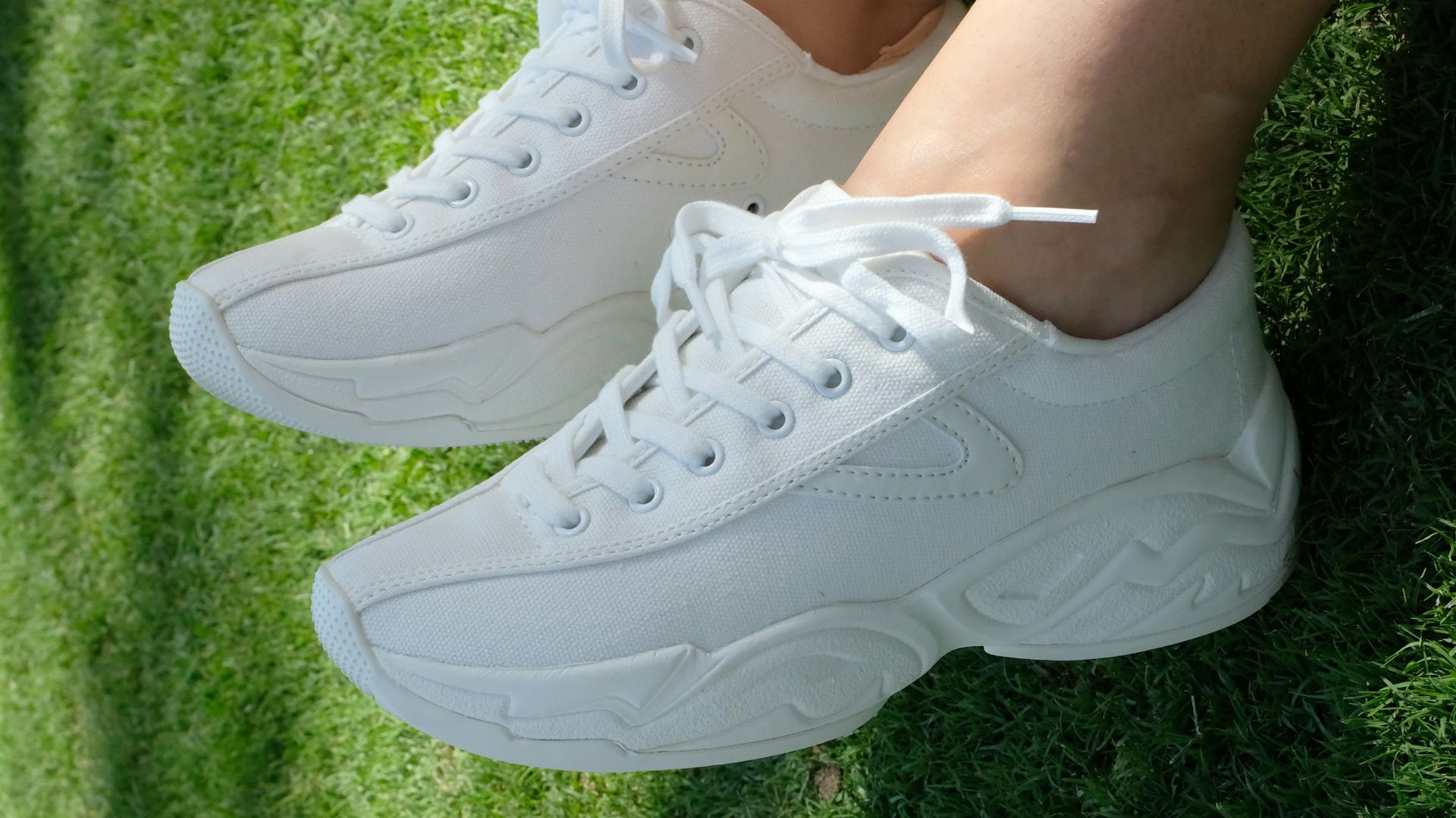 1. Des baskets blanches impeccables