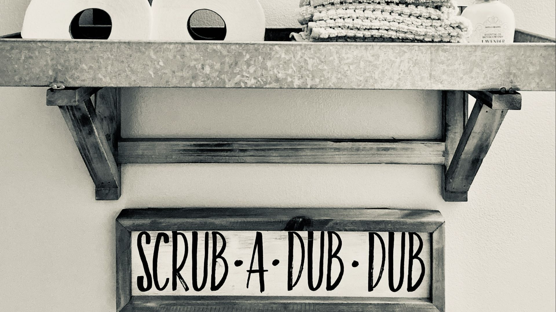 6. Des mots en relief sur les murs