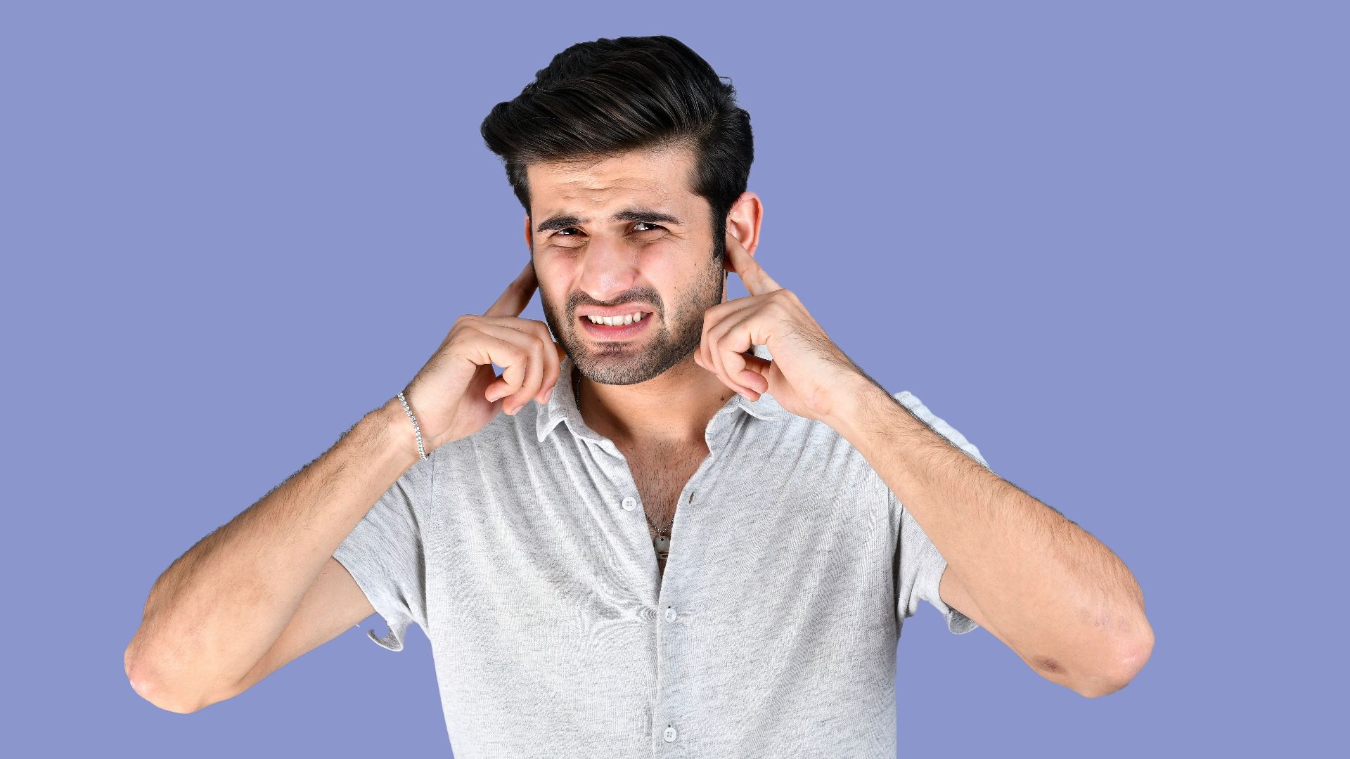 3. Écouter des commérages qu'il n'a jamais demandé à entendre