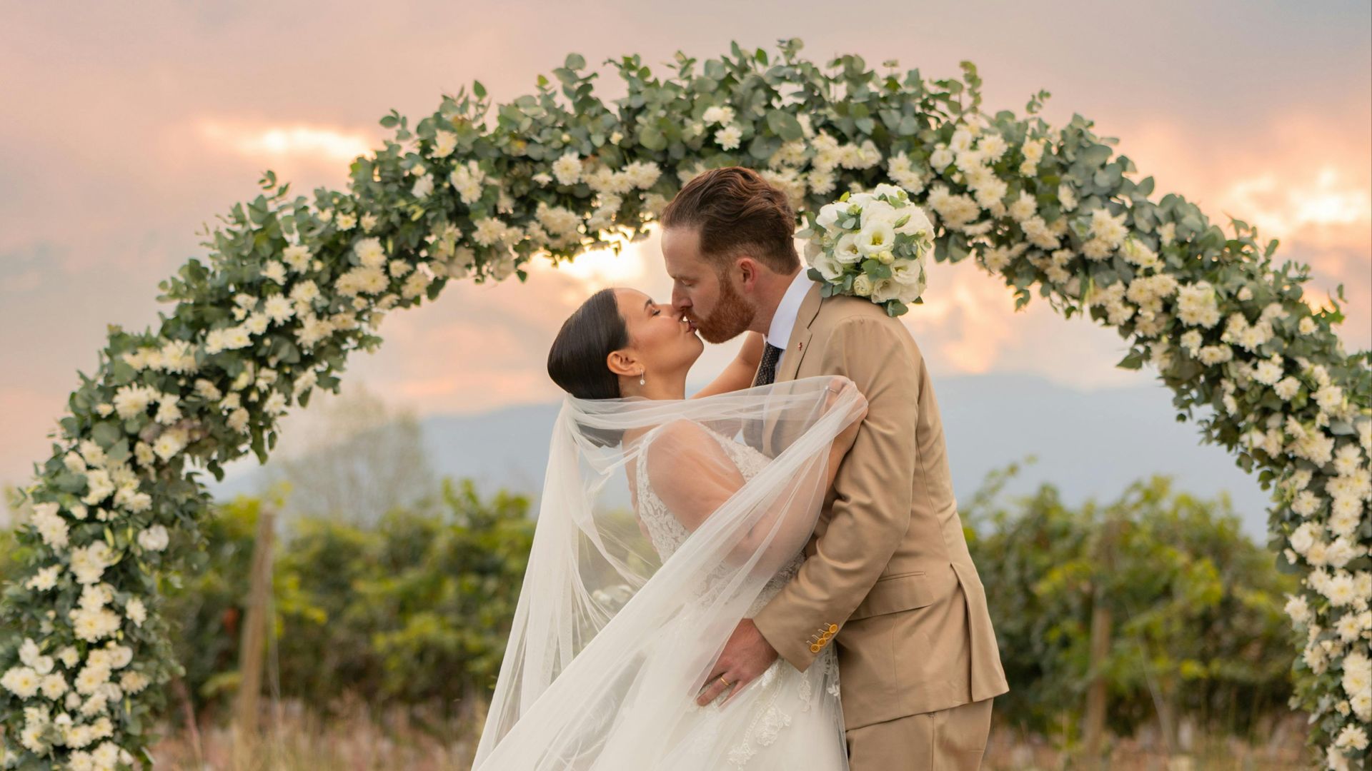 10 lieux de mariage que les invités jugent en secret… et 10 qu’ils adorent toujours