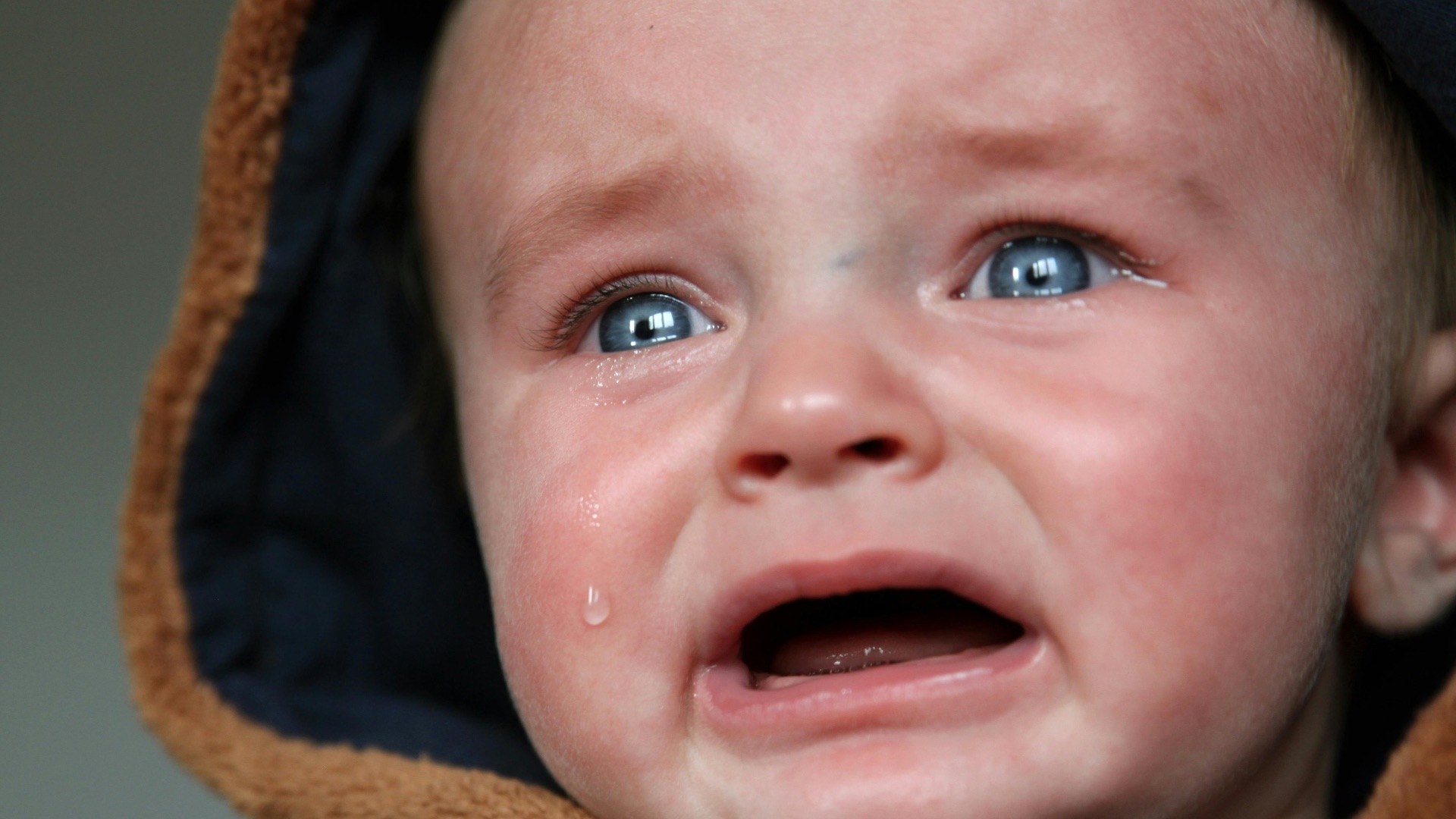 14. Crier ou pleurer sans raison apparente
