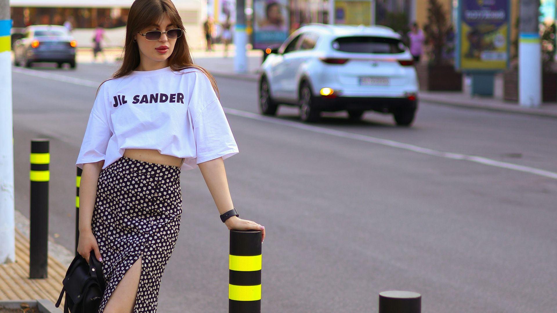11. Un t-shirt court et une jupe longue