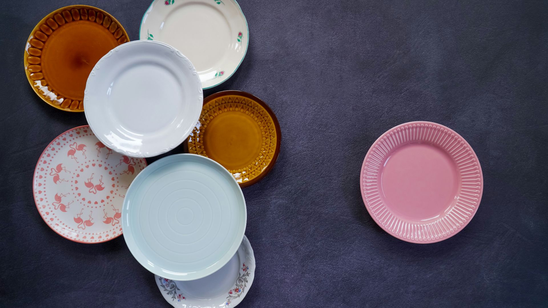 15. Un simple service d'assiettes et de couverts