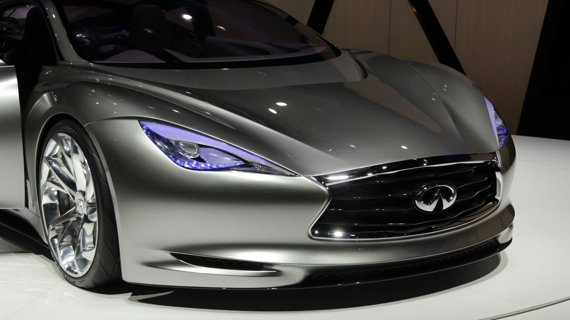 8. Une Infiniti G35 hors d'usage