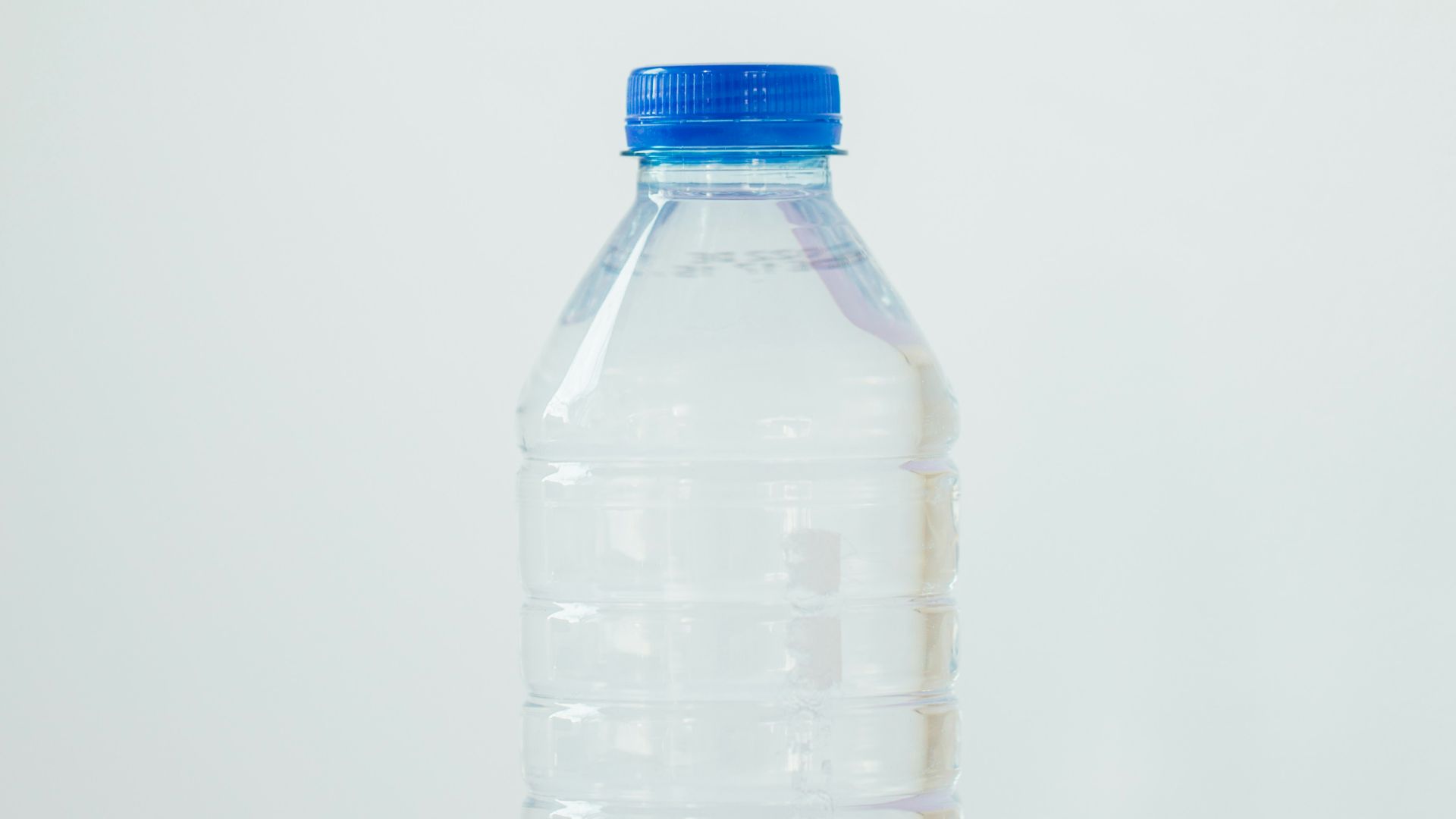 17. Bouteilles d'eau en plastique