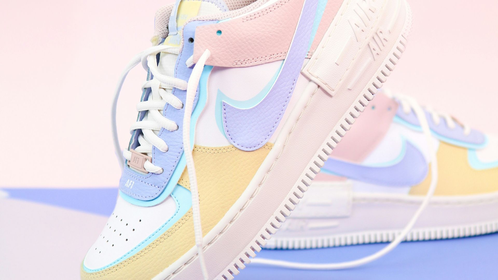 8. De jolies baskets avec une jupe