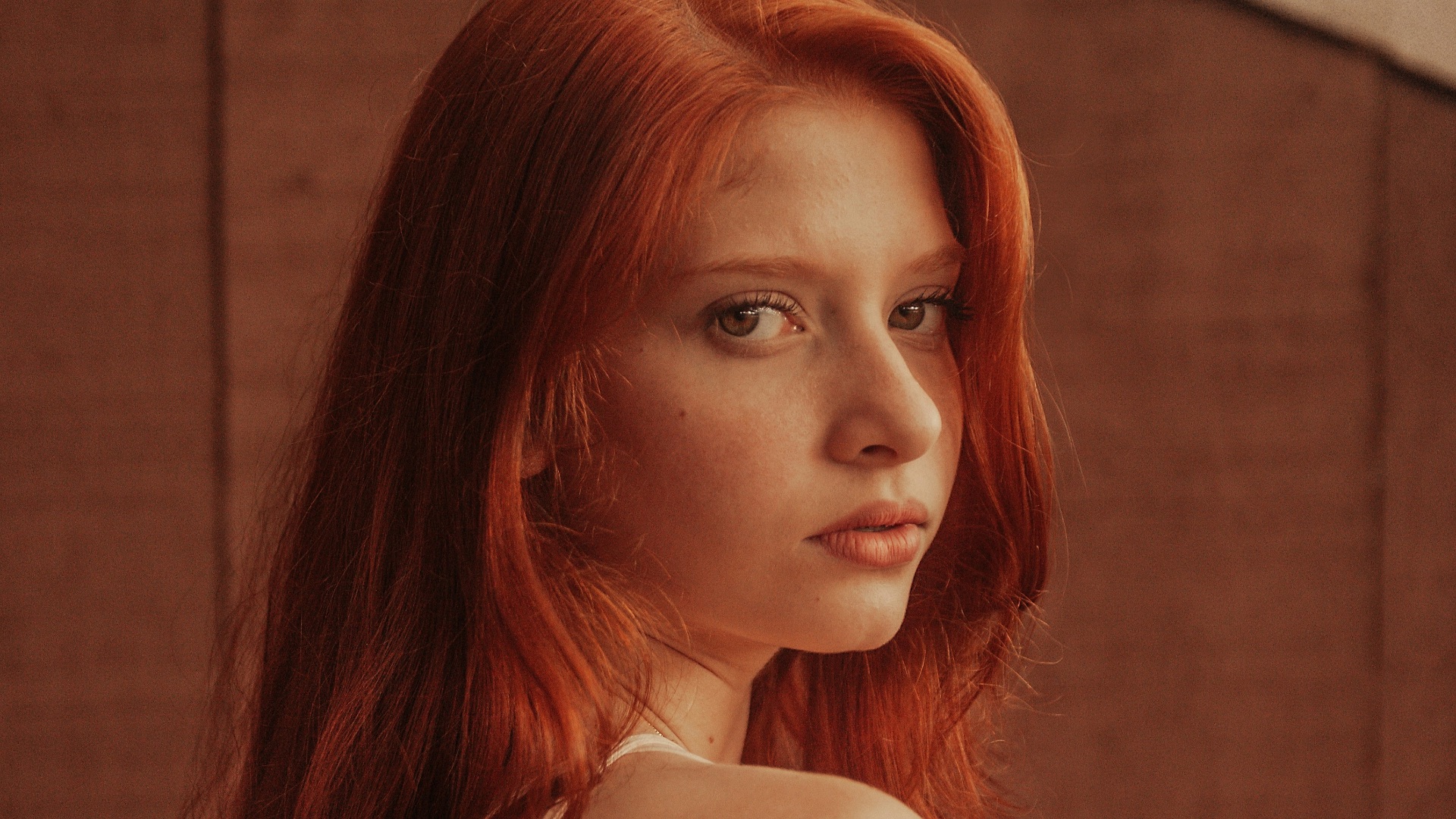 6. Cheveux roux + yeux marron