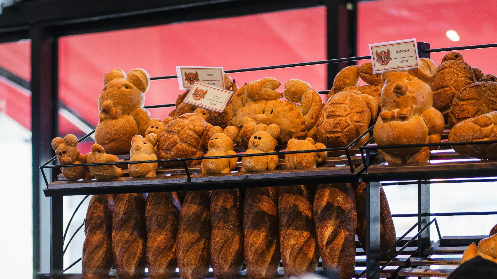 11. Petits pains frais garnis de charcuterie
