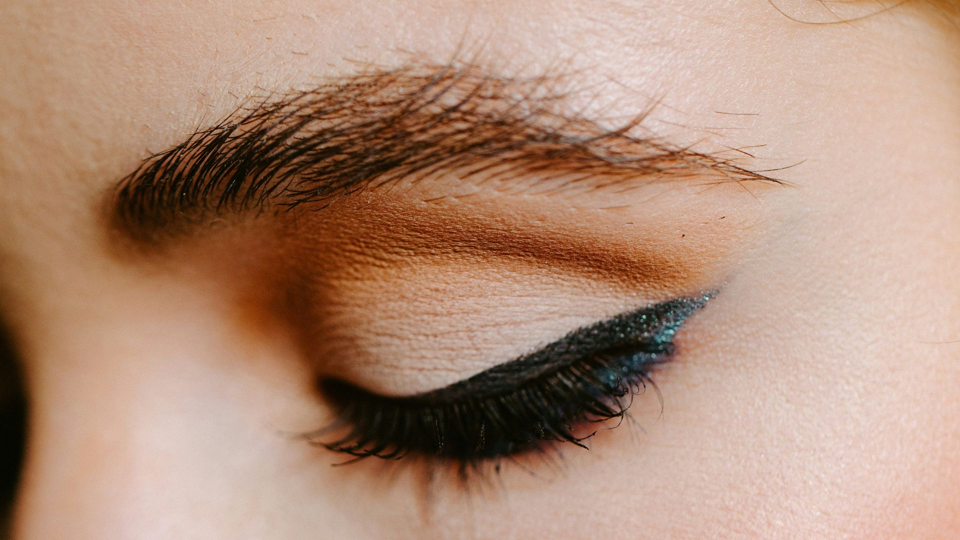 5. Un trait d'eyeliner fin près de la racine des cils