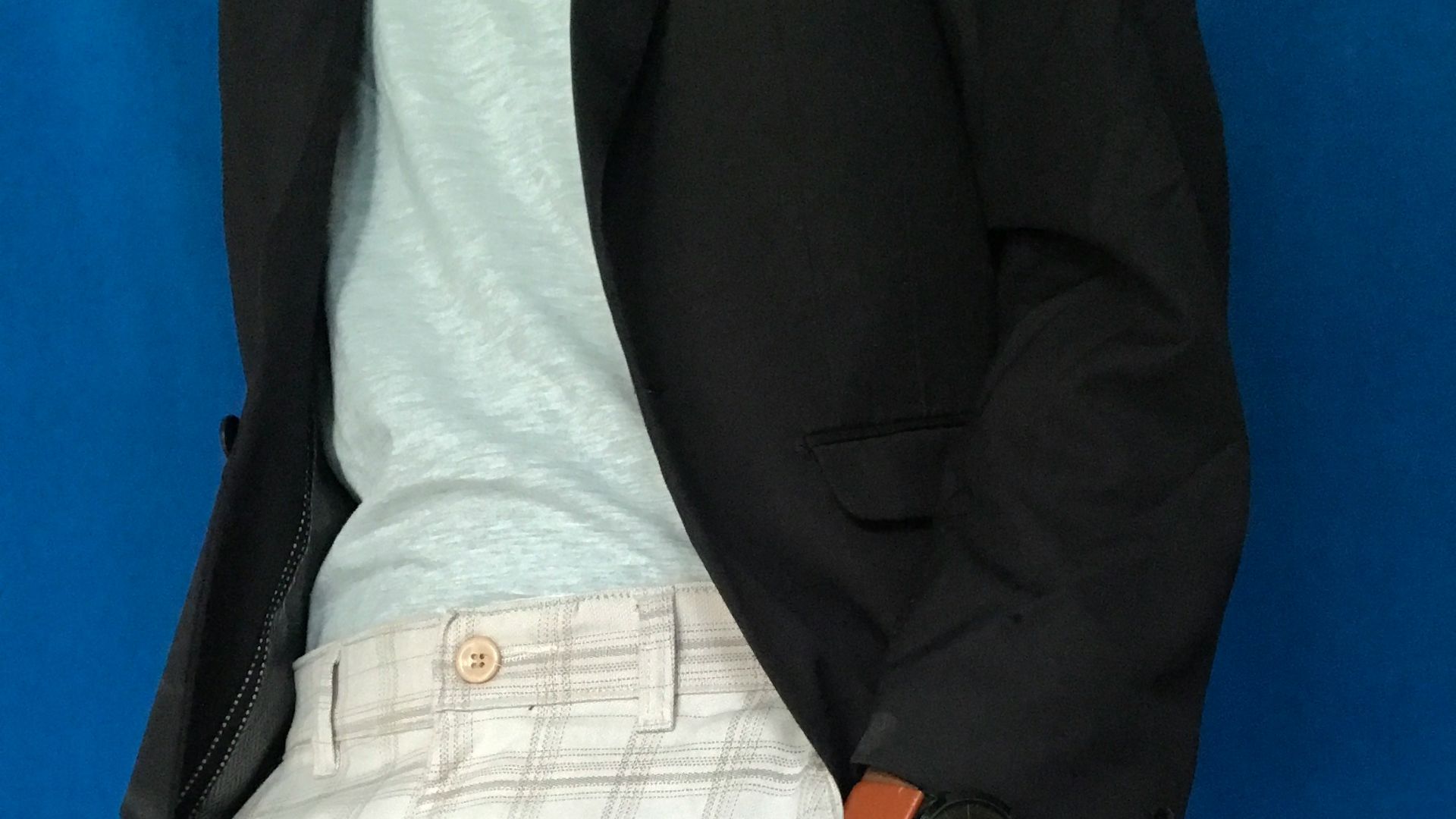 2. Blazer + t-shirt + pantalon ajusté