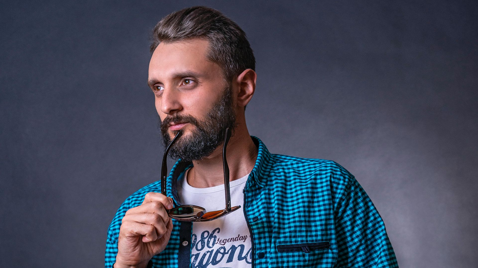 15. Une chemise dans une couleur qui lui va bien