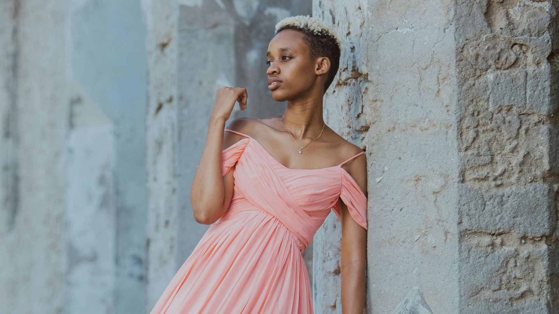 4. Robes à une seule bretelle avec des drapés abondants