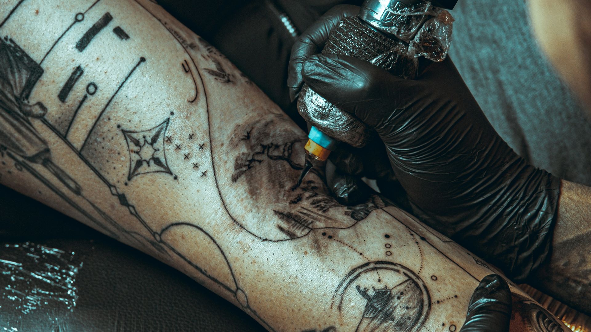 4. Un tatouage de recouvrement sur un ancien tatouage assorti