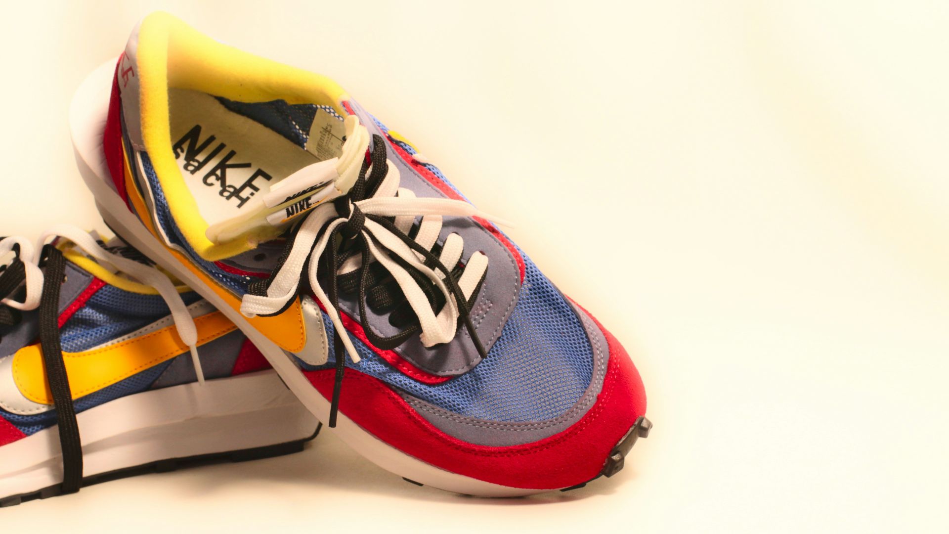 13. Intérieurs de chaussures peints