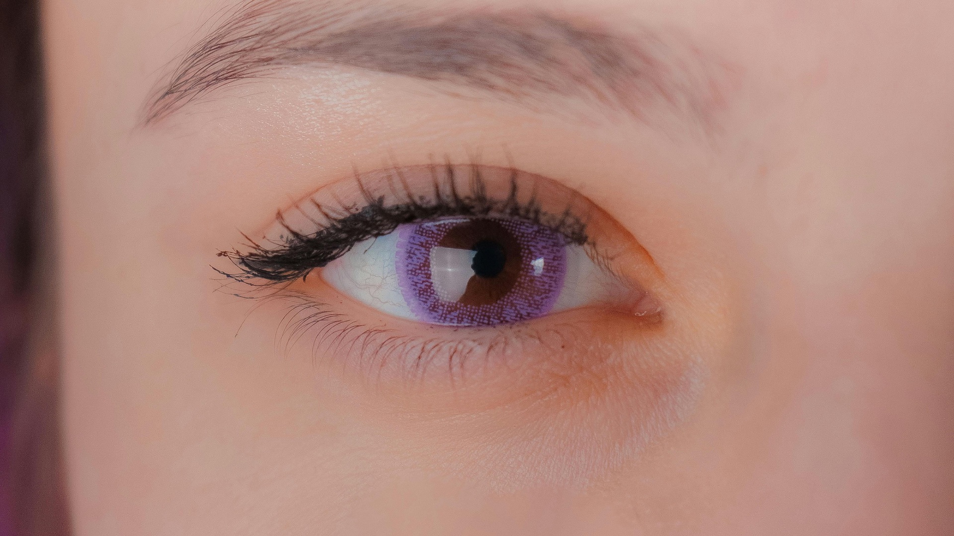 5. Cheveux blonds + yeux violets