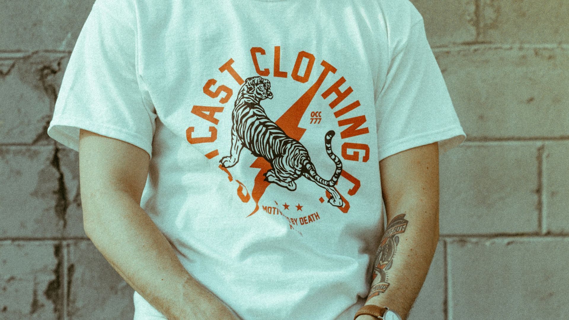 7. T-shirt à motif avec un style minimaliste