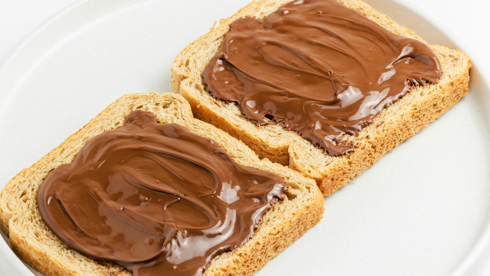 8. Pain blanc avec des pâtes à tartiner sucrées