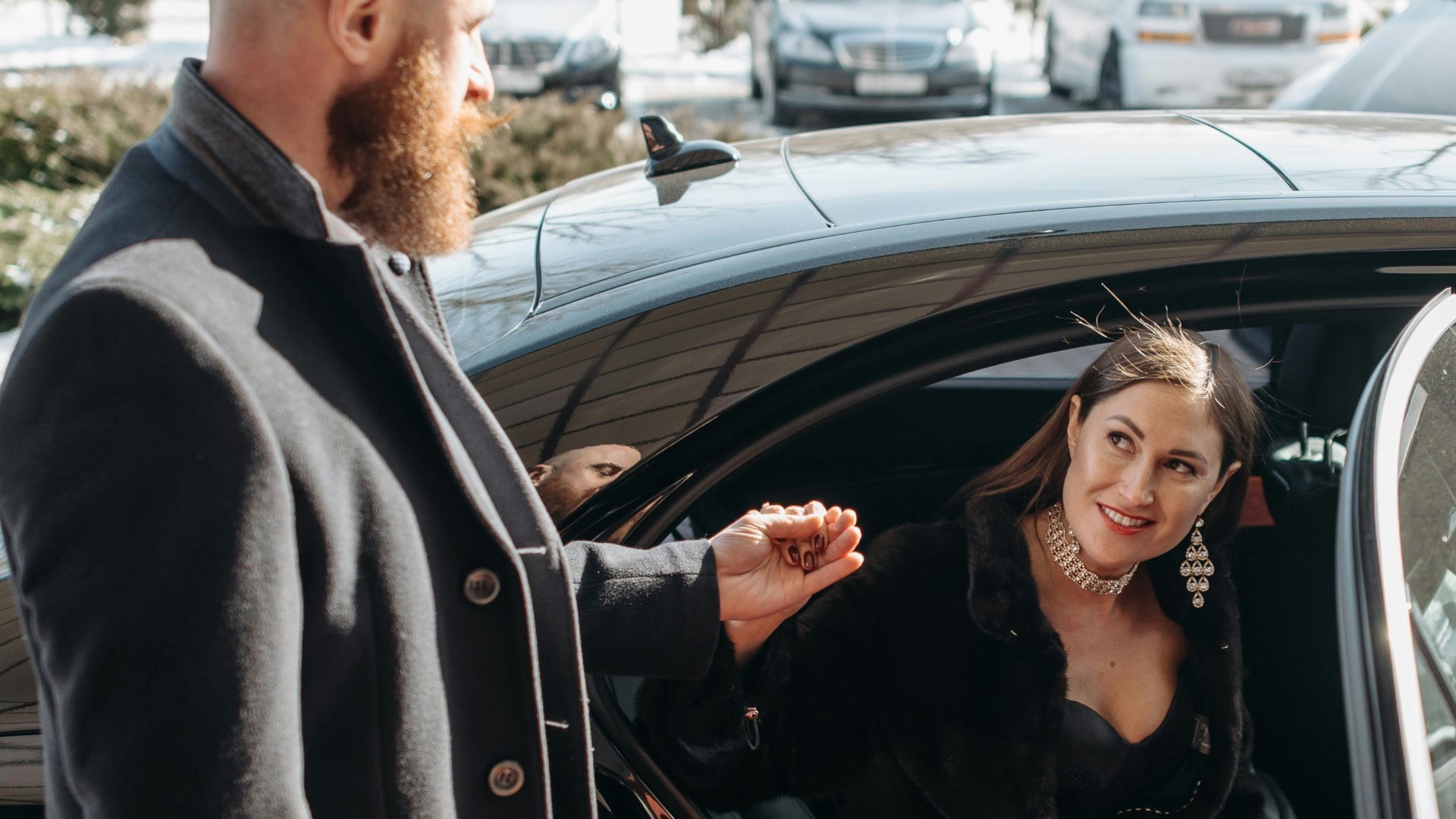 9. Ils ouvrent la porte ou s'assurent que vous êtes bien installé dans votre siège