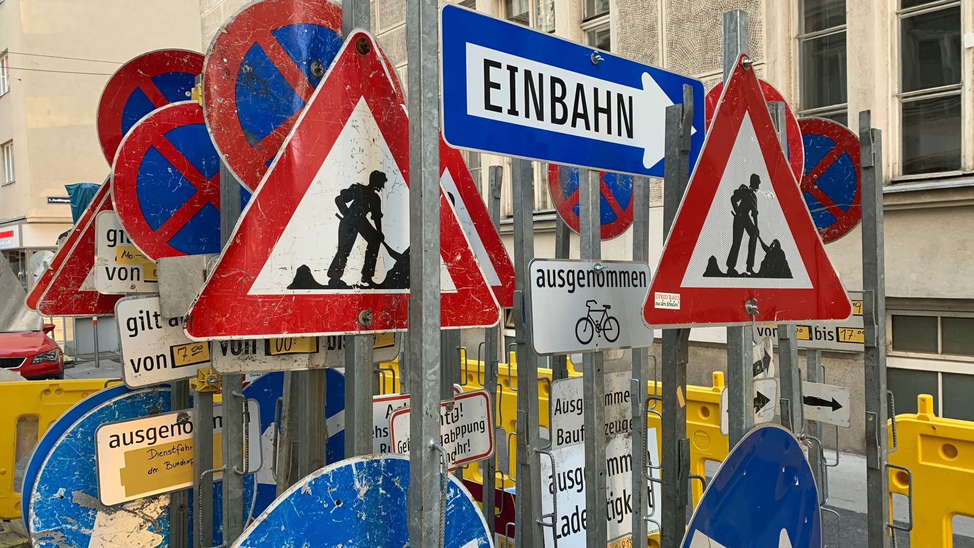 16. Des panneaux de signalisation prêtant à confusion