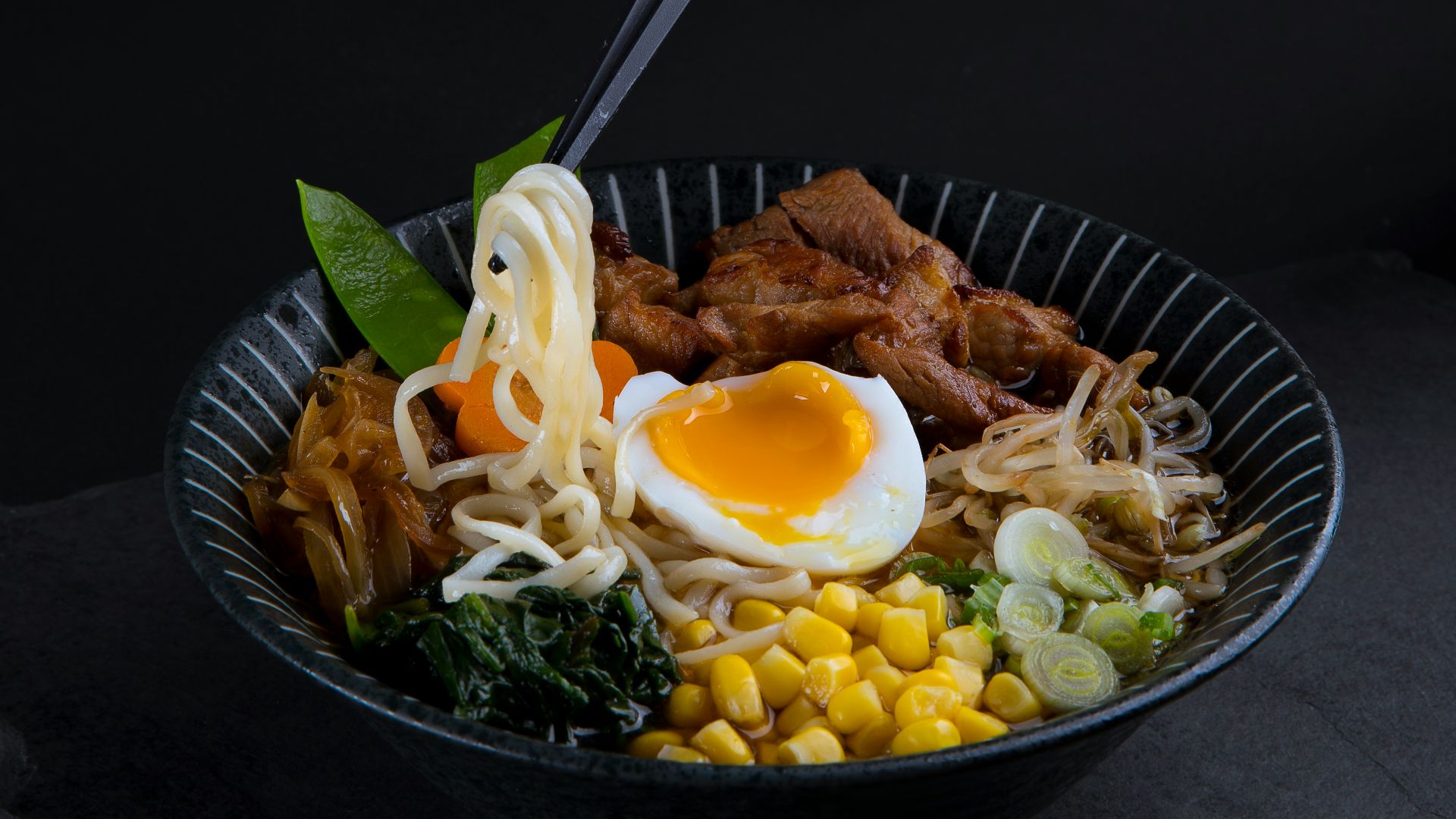 12. Ramen rehaussés d'œufs et de légumes
