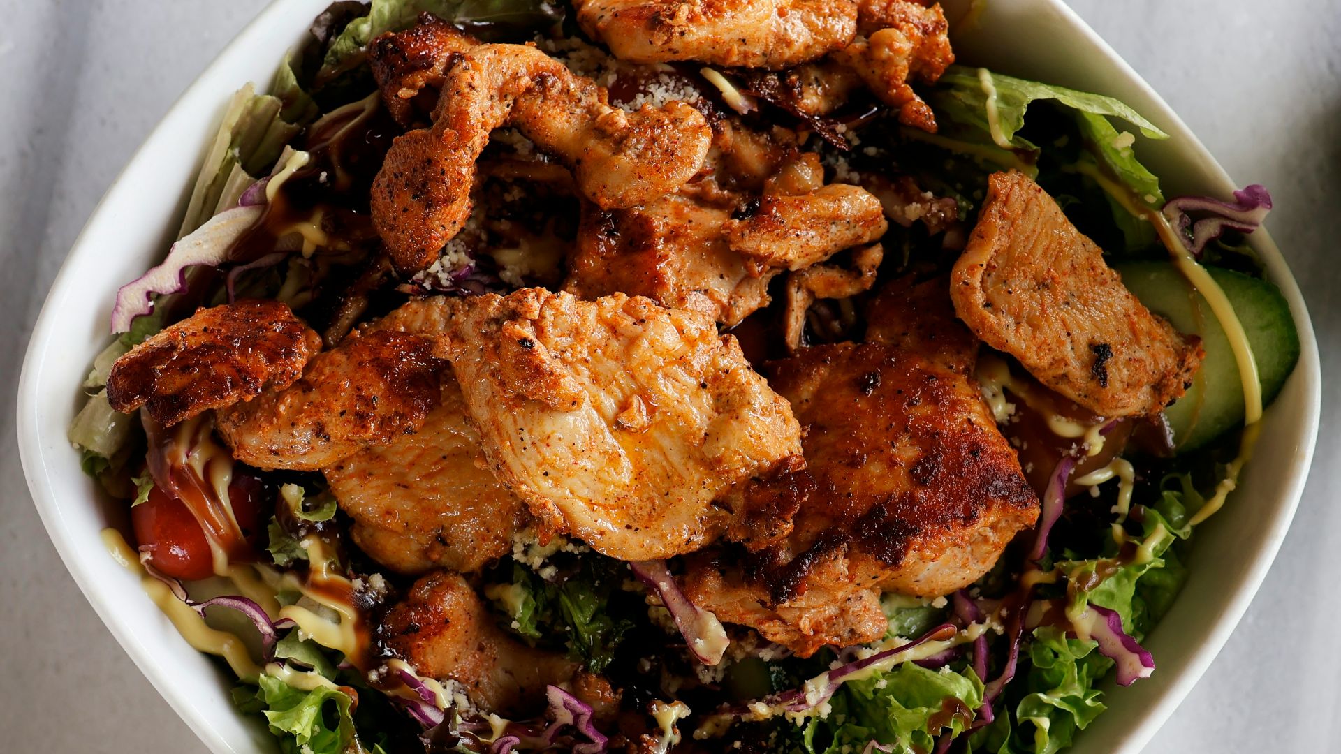18. Salade de haricots verts au poulet et au sésame épicé