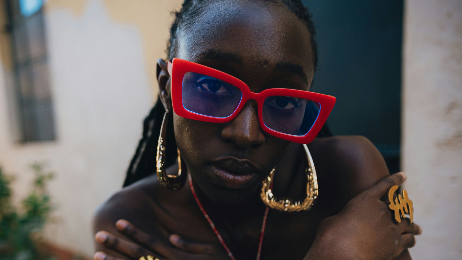 4. Des lunettes de soleil énormes à l'intérieur